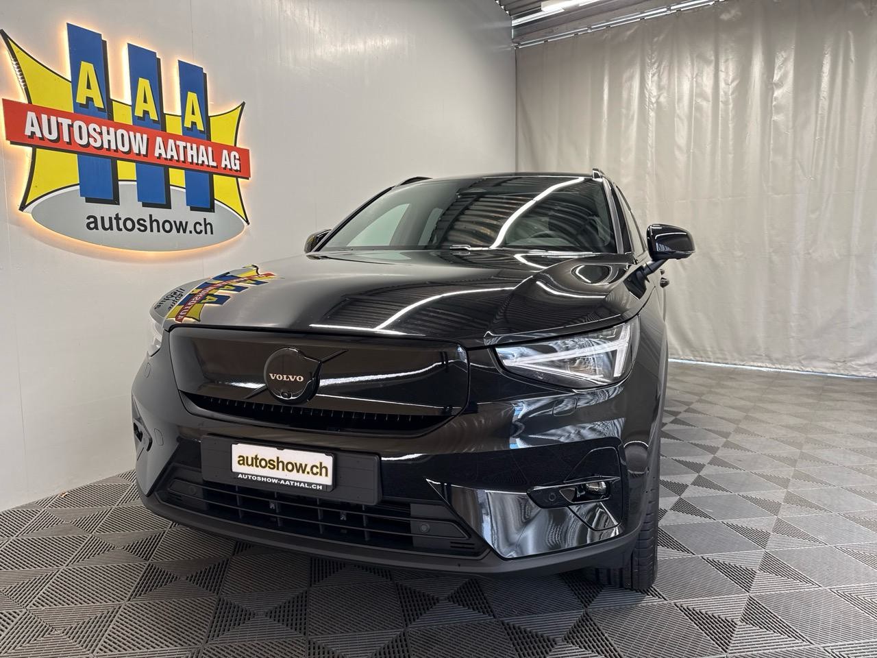VOLVO EX40 82kWh Twin Motor AWD Black Edition-image-16