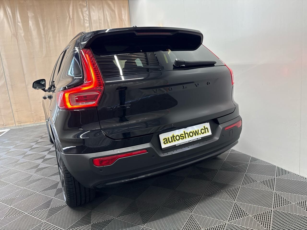 VOLVO EX40 82kWh Twin Motor AWD Black Edition-image-14