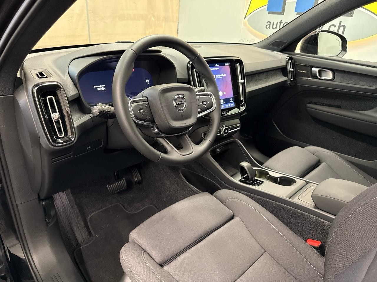 VOLVO EX40 82kWh Twin Motor AWD Black Edition-image-2