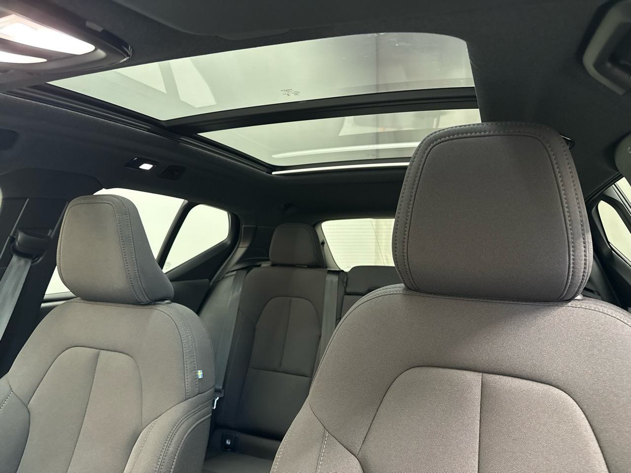 VOLVO EX40 82kWh Twin Motor AWD Black Edition-image-4