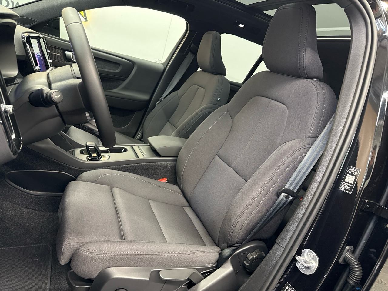 VOLVO EX40 82kWh Twin Motor AWD Black Edition-image-3
