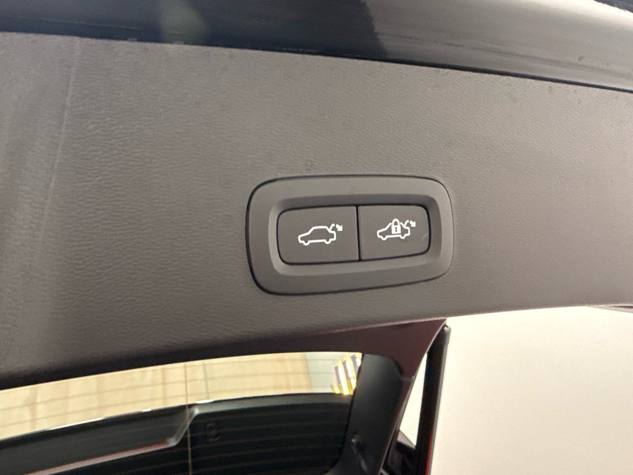 VOLVO EX40 82kWh Twin Motor AWD Black Edition-image-12