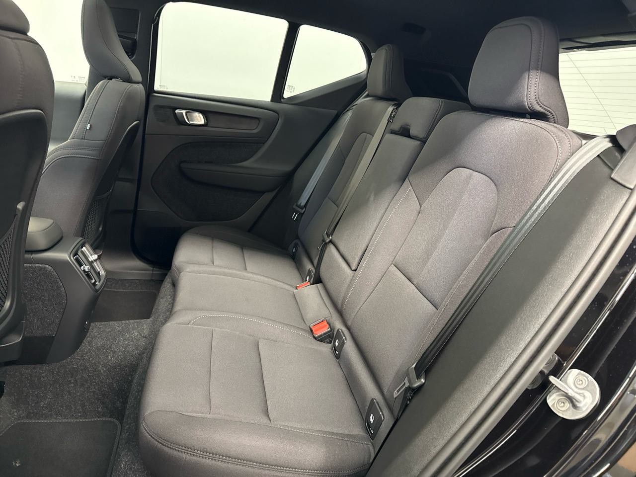 VOLVO EX40 82kWh Twin Motor AWD Black Edition-image-11