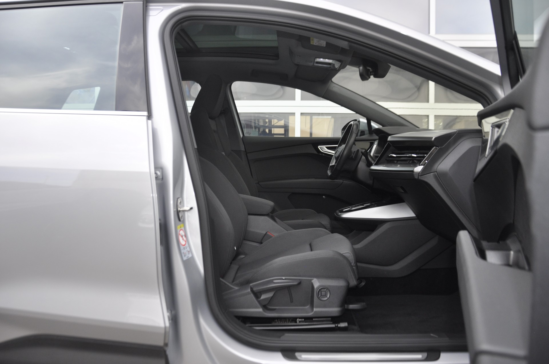 AUDI Q4 e-tron 45 quattro I Panorama-Glasdach-image-7