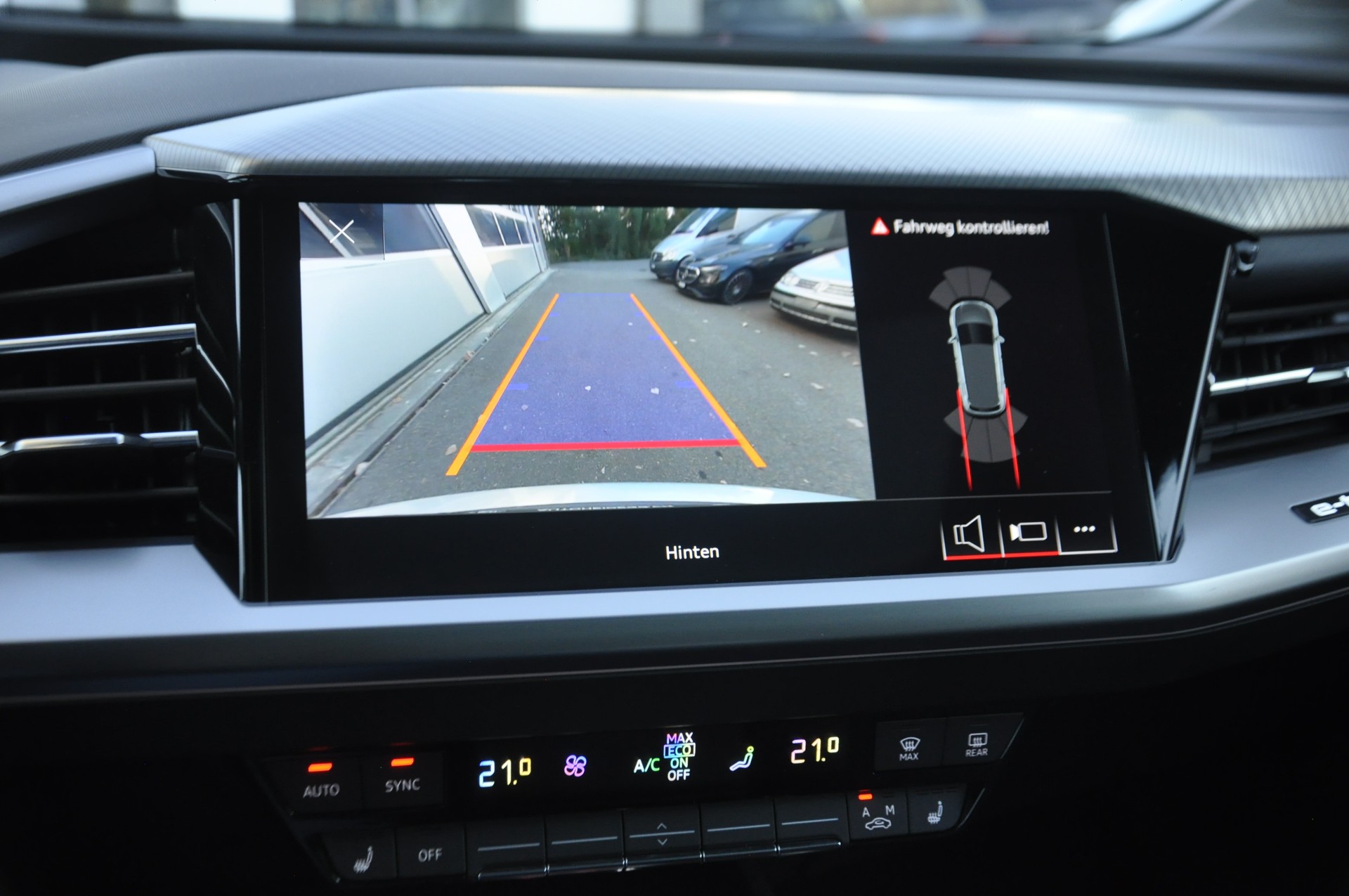 AUDI Q4 e-tron 45 quattro I Panorama-Glasdach-image-10