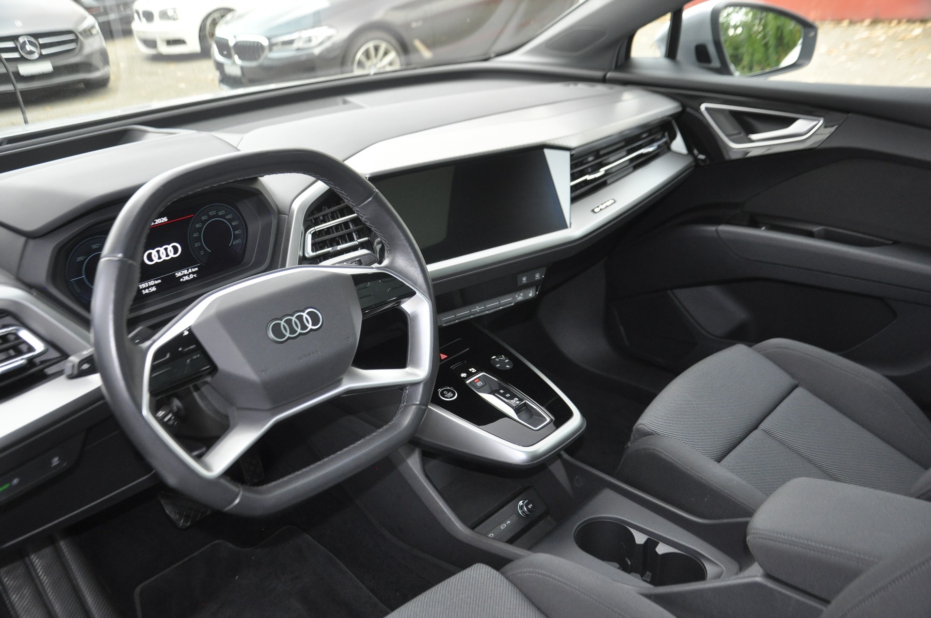AUDI Q4 e-tron 45 quattro I Panorama-Glasdach-image-5