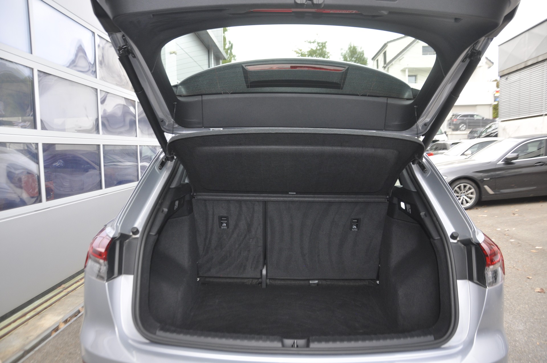 AUDI Q4 e-tron 45 quattro I Panorama-Glasdach-image-13