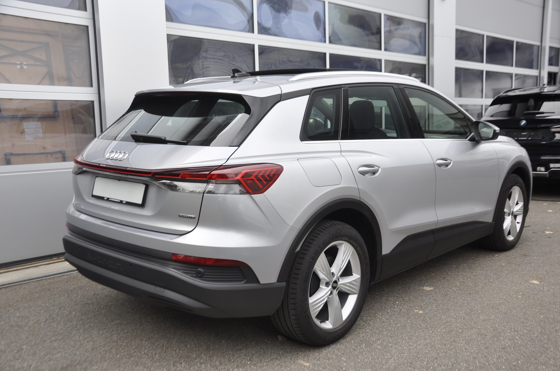 AUDI Q4 e-tron 45 quattro I Panorama-Glasdach-image-2