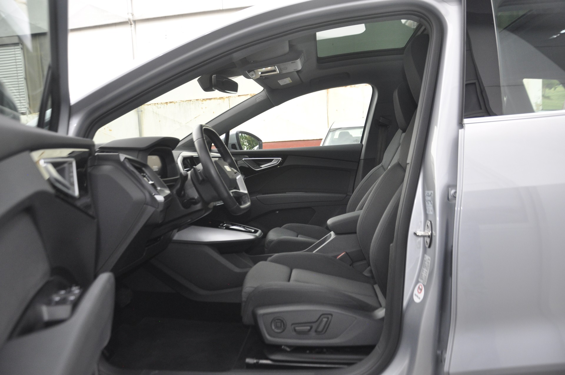 AUDI Q4 e-tron 45 quattro I Panorama-Glasdach-image-4