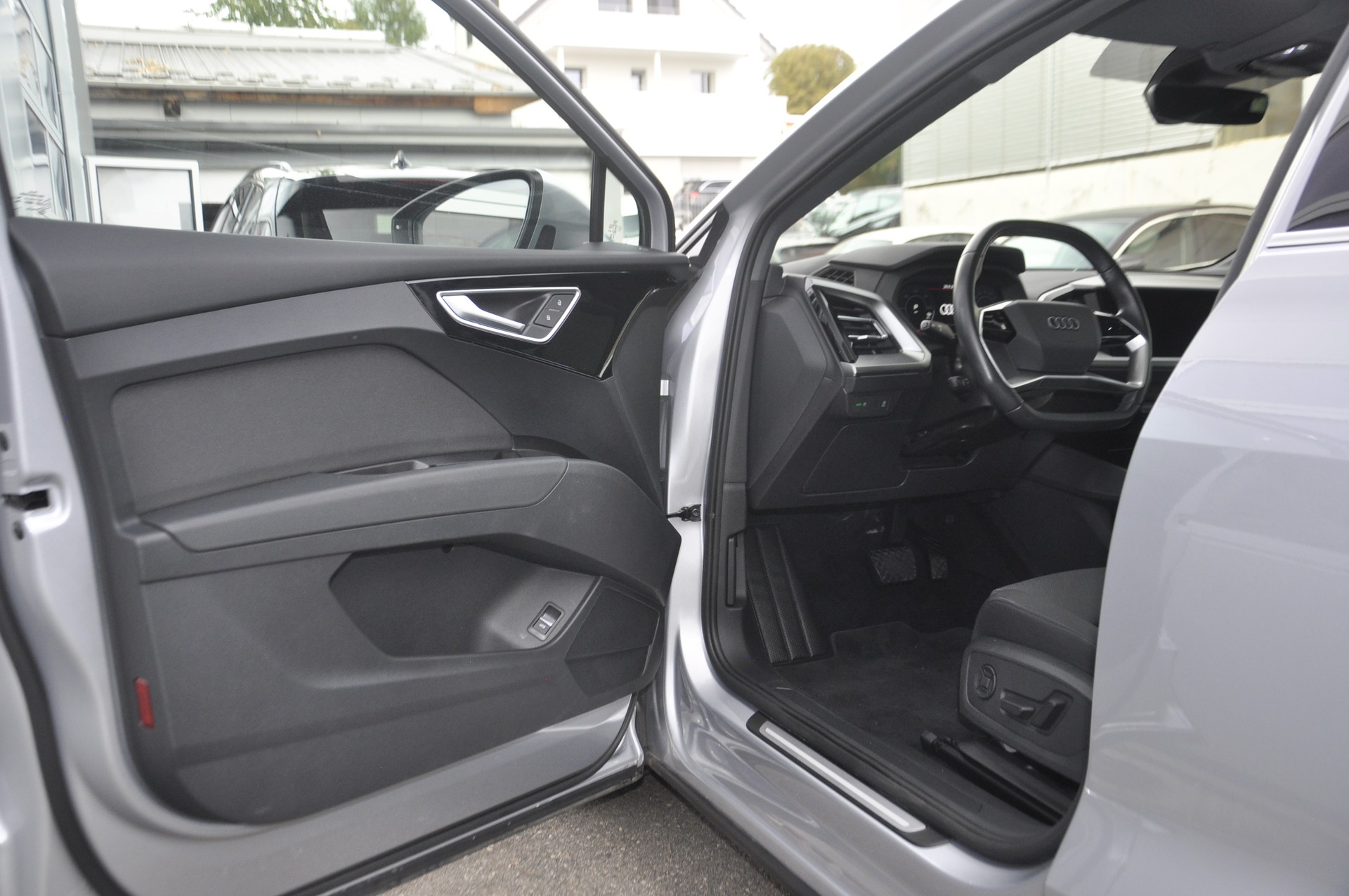 AUDI Q4 e-tron 45 quattro I Panorama-Glasdach-image-3