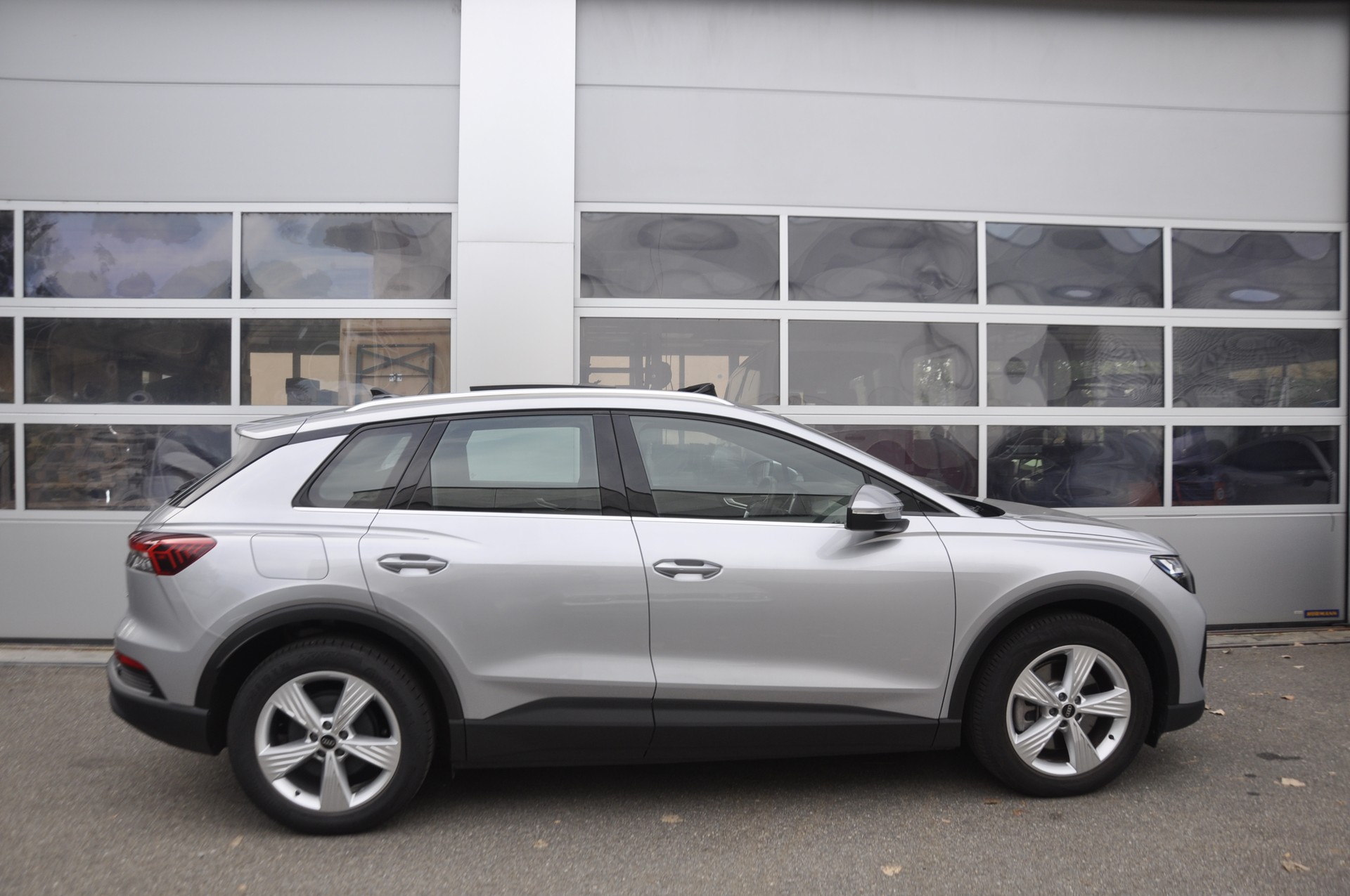 AUDI Q4 e-tron 45 quattro I Panorama-Glasdach-image-1