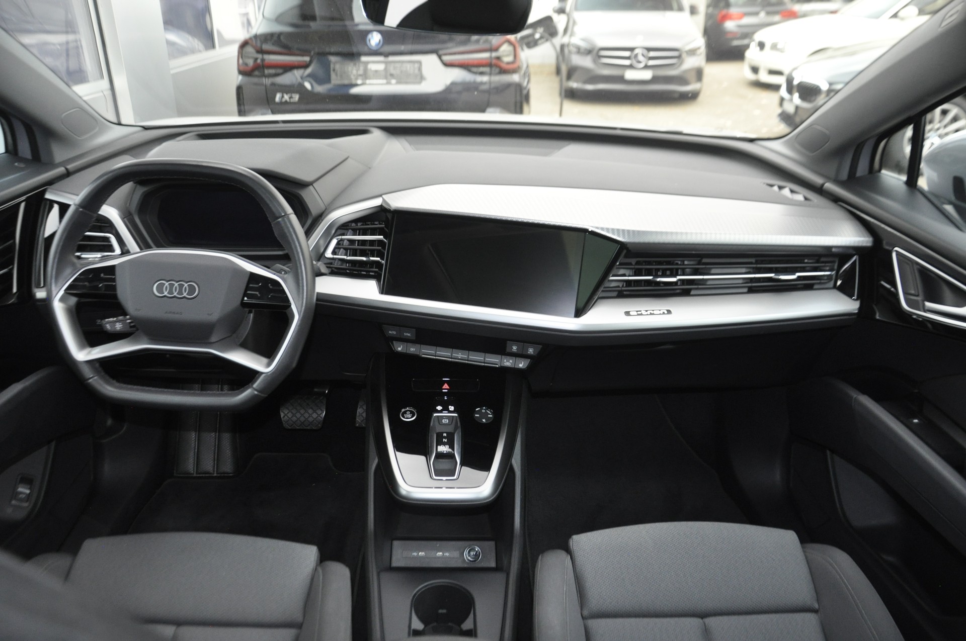 AUDI Q4 e-tron 45 quattro I Panorama-Glasdach-image-9