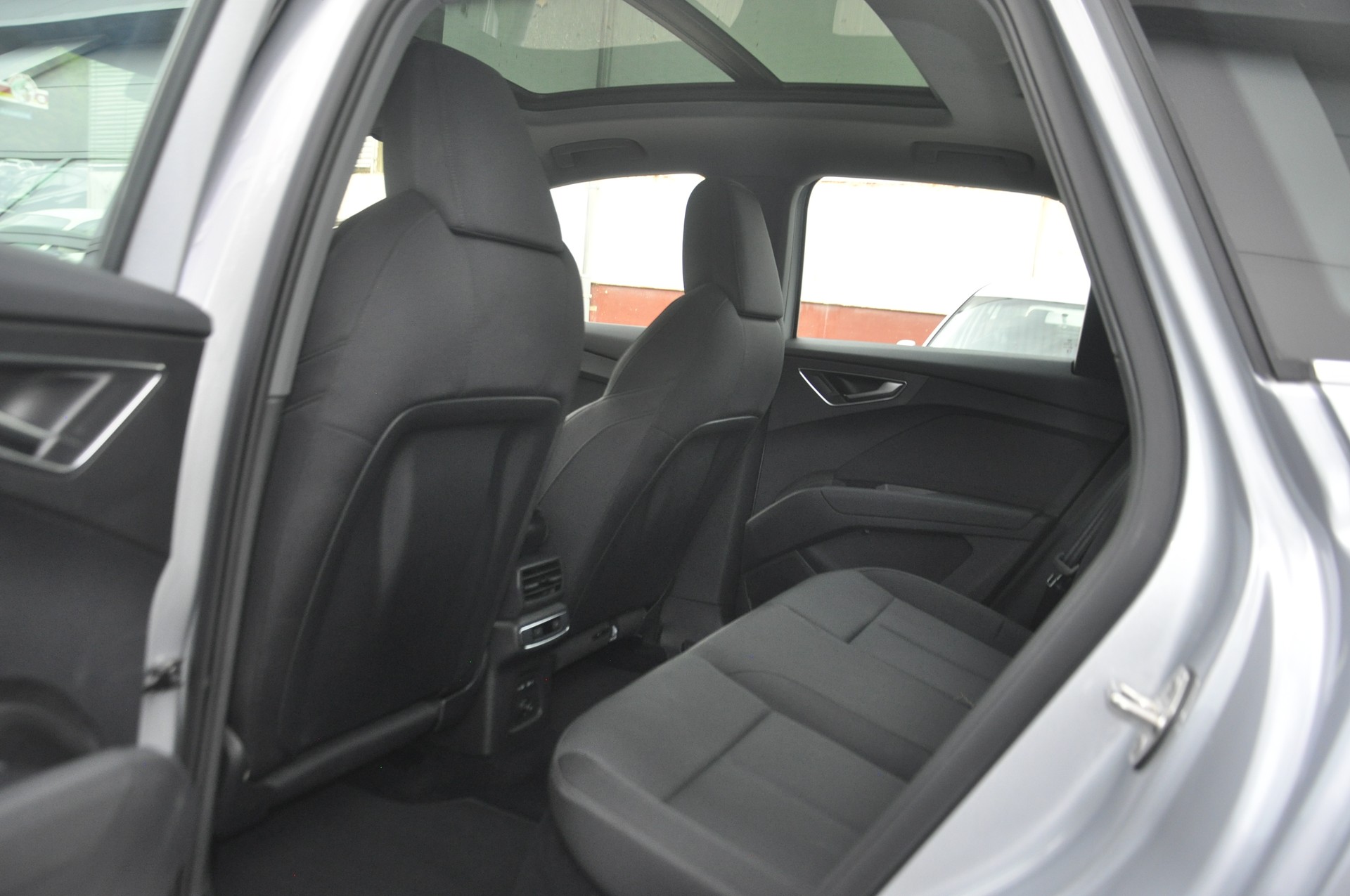 AUDI Q4 e-tron 45 quattro I Panorama-Glasdach-image-6