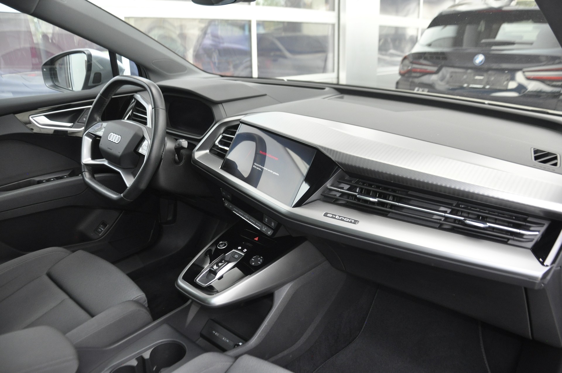 AUDI Q4 e-tron 45 quattro I Panorama-Glasdach-image-8