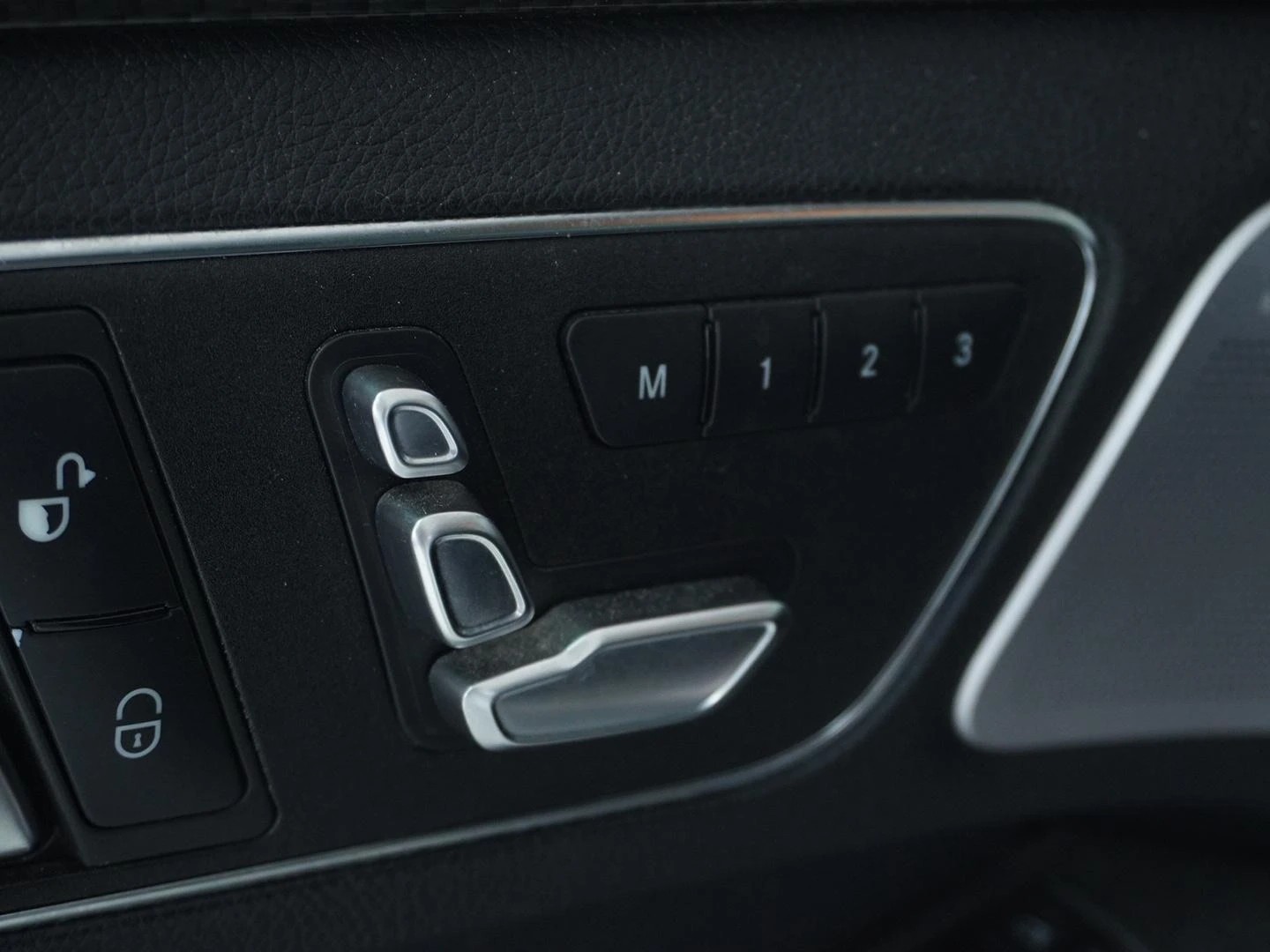 MERCEDES-BENZ E 500 Avantgarde 4Matic 7G-Tronic-image-7