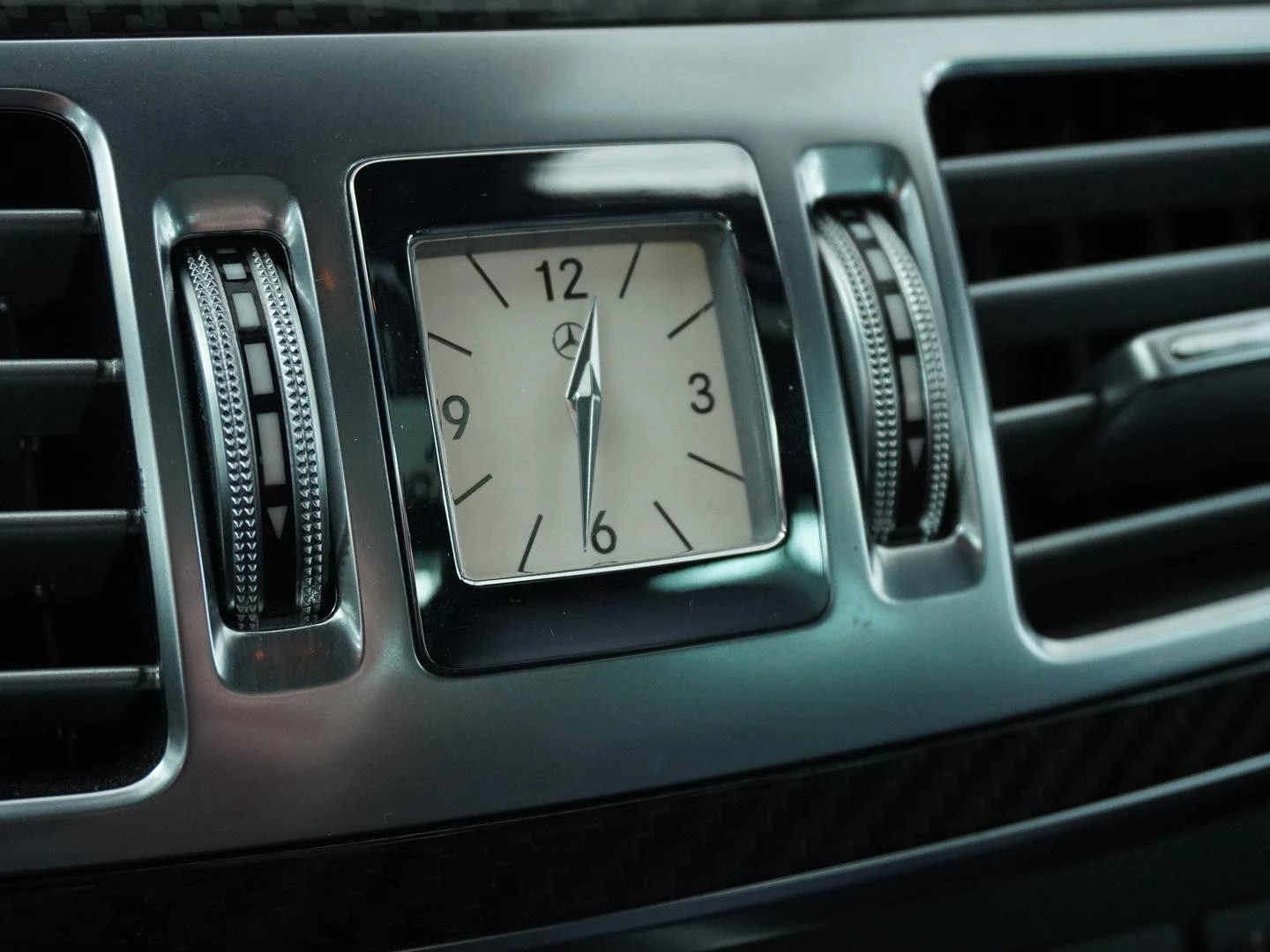 MERCEDES-BENZ E 500 Avantgarde 4Matic 7G-Tronic-image-9