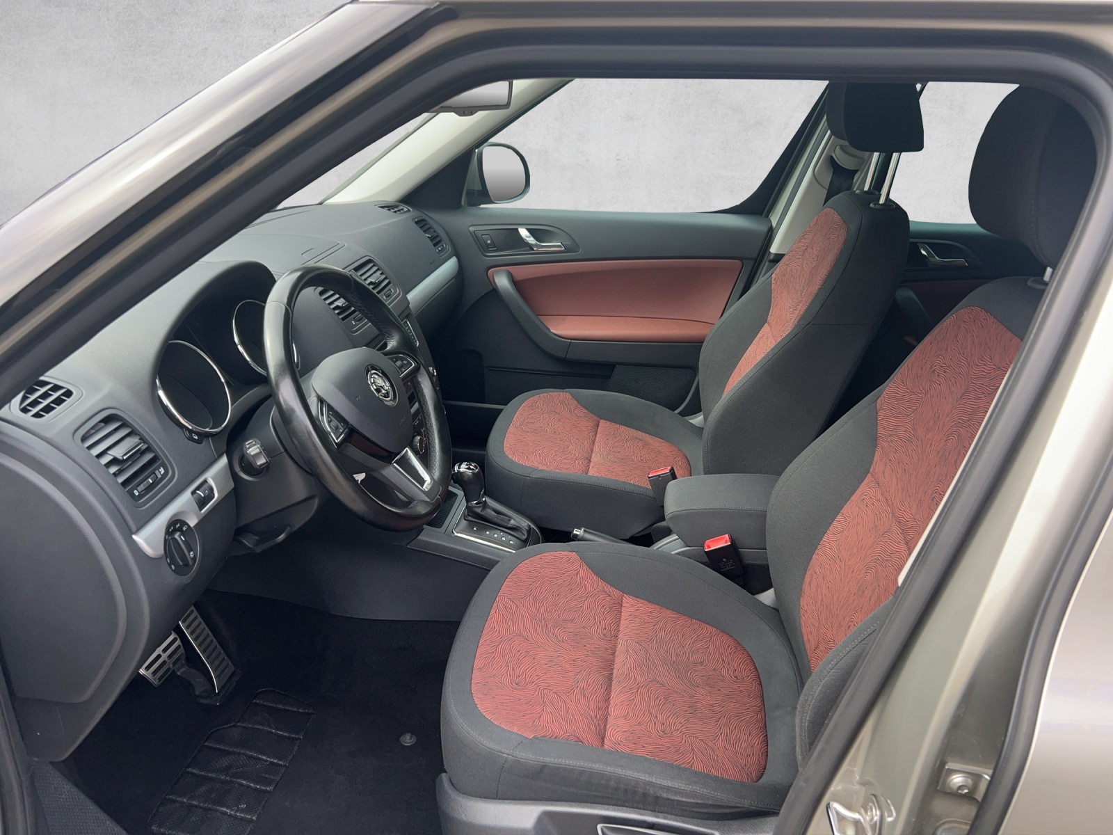 SKODA Yeti 2.0 TDI Ambition 4x4 DSG-image-11