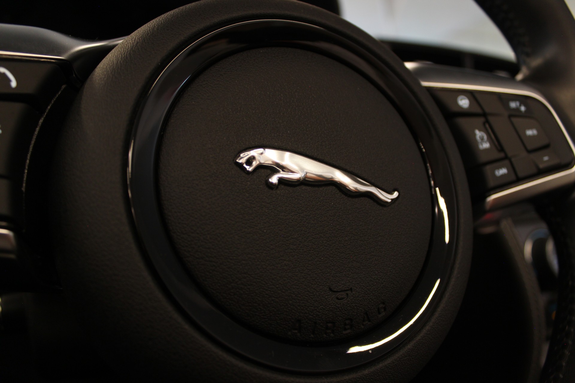 JAGUAR F-Type Convrtible 5.0 V8 R-Dynamic AWD Automatik-image-21