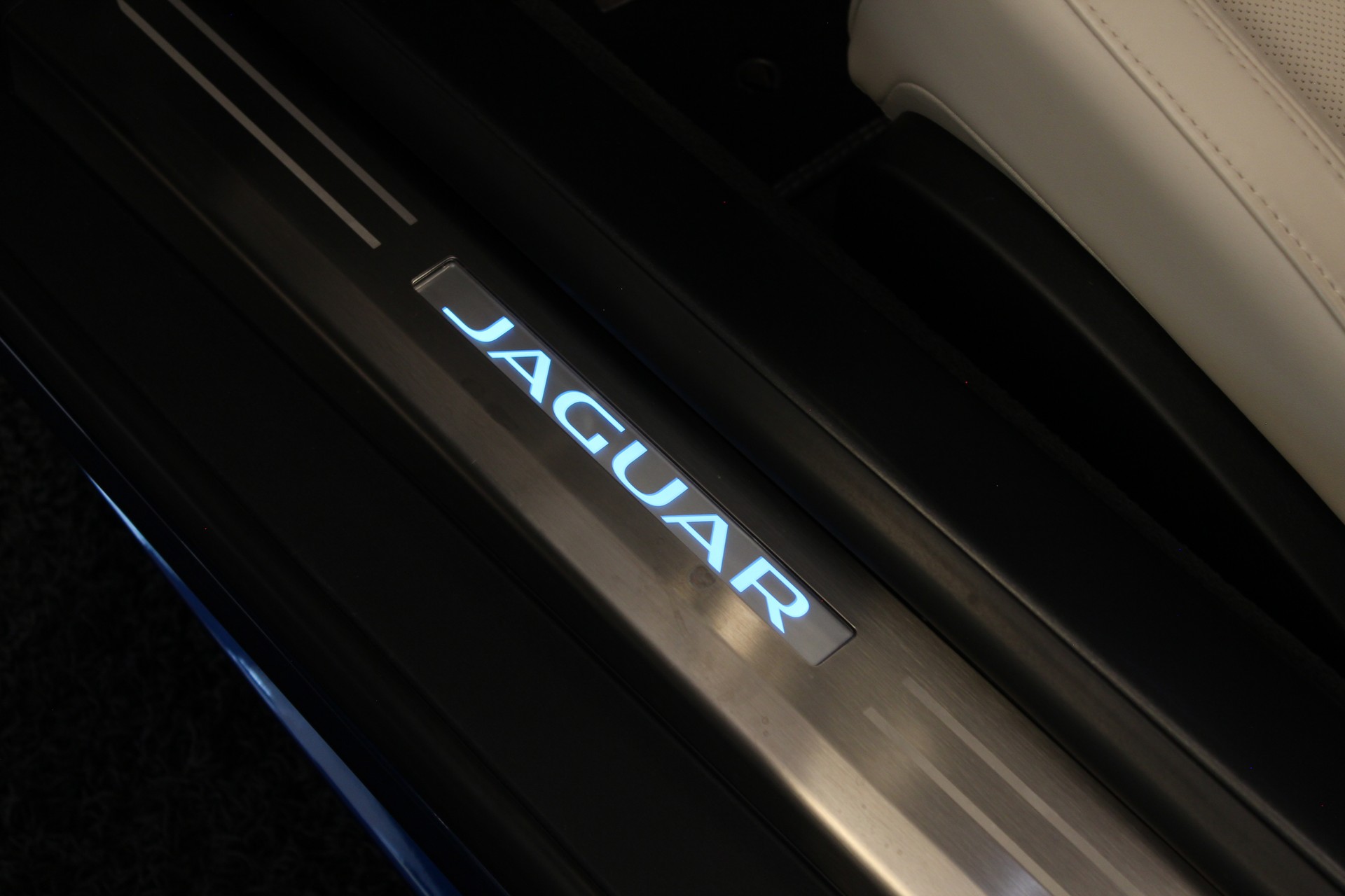 JAGUAR F-Type Convrtible 5.0 V8 R-Dynamic AWD Automatik-image-16