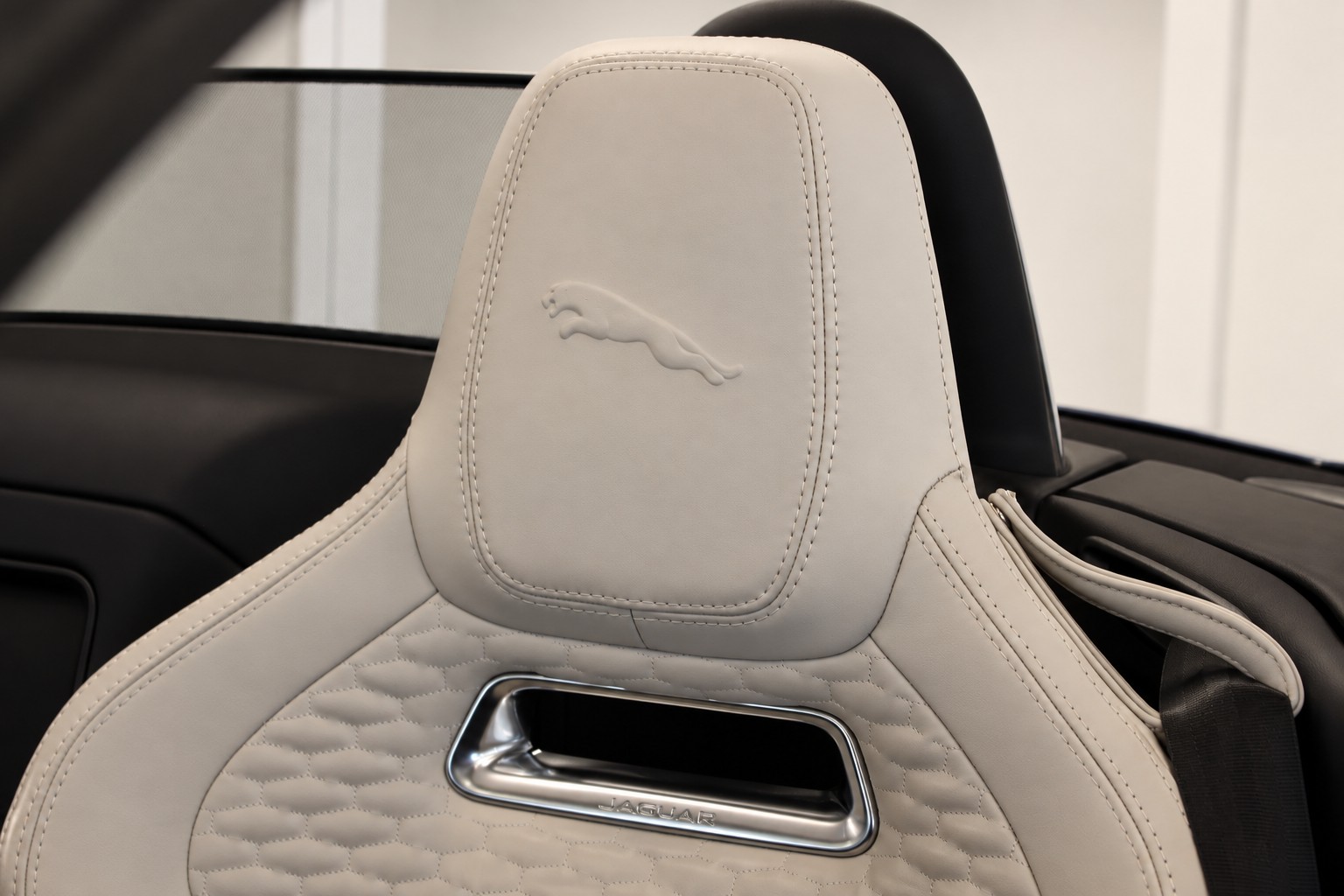 JAGUAR F-Type Convrtible 5.0 V8 R-Dynamic AWD Automatik-image-17