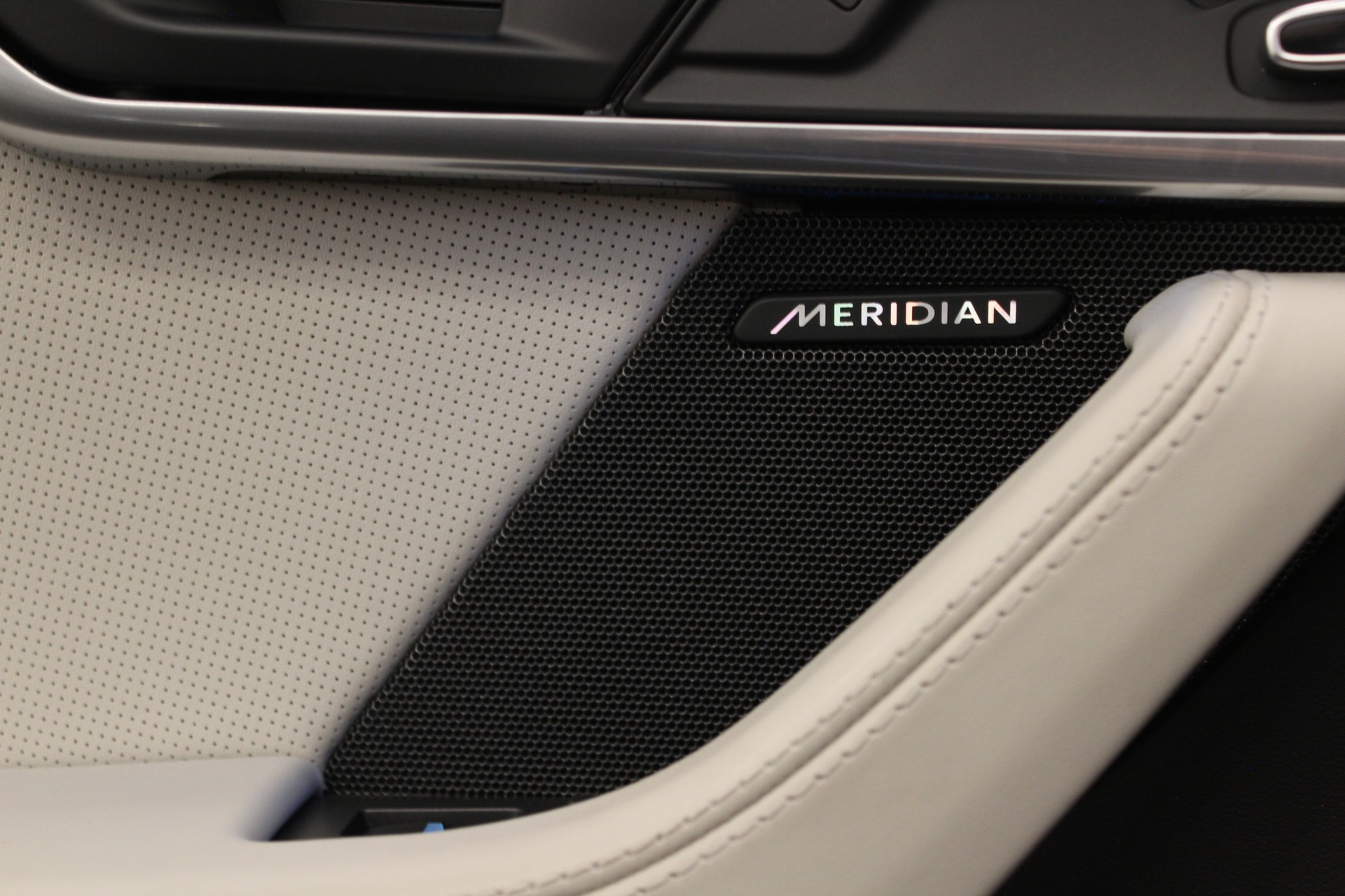 JAGUAR F-Type Convrtible 5.0 V8 R-Dynamic AWD Automatik-image-28