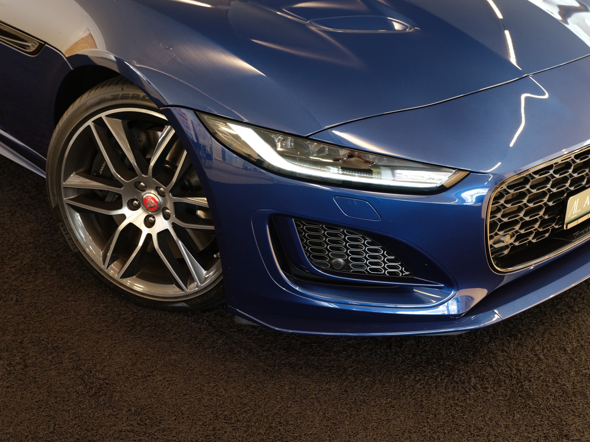 JAGUAR F-Type Convrtible 5.0 V8 R-Dynamic AWD Automatik-image-1