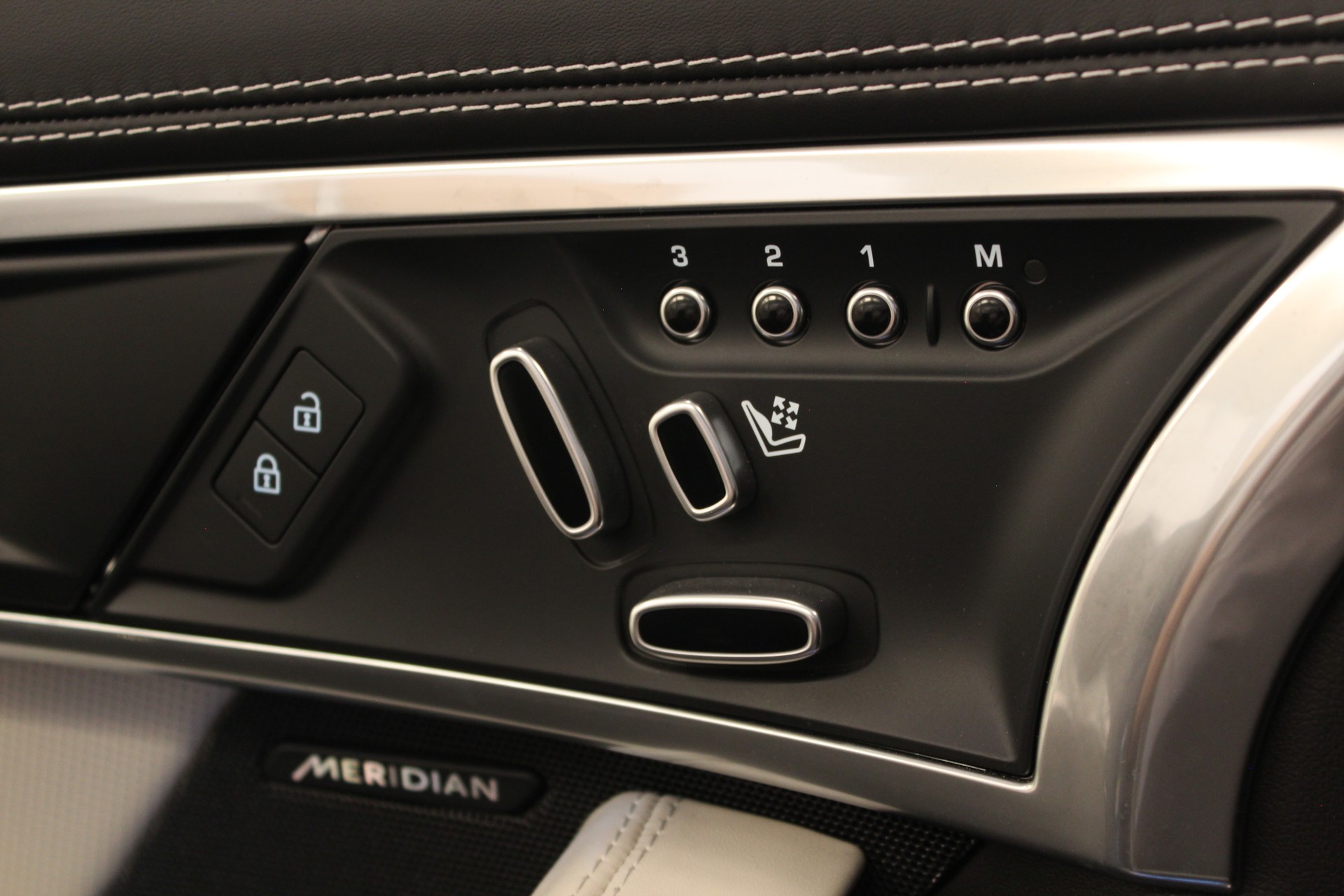 JAGUAR F-Type Convrtible 5.0 V8 R-Dynamic AWD Automatik-image-29