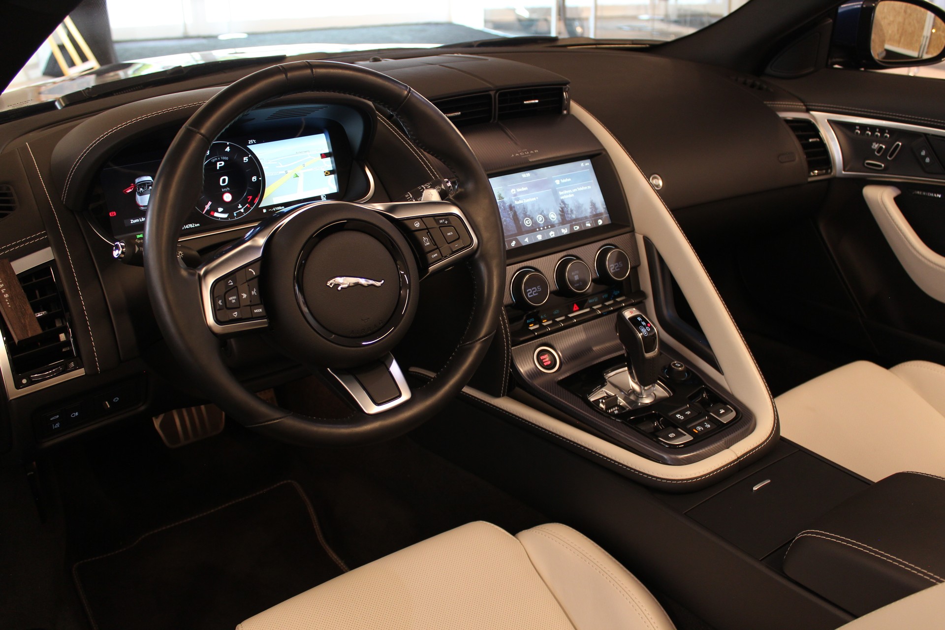 JAGUAR F-Type Convrtible 5.0 V8 R-Dynamic AWD Automatik-image-19