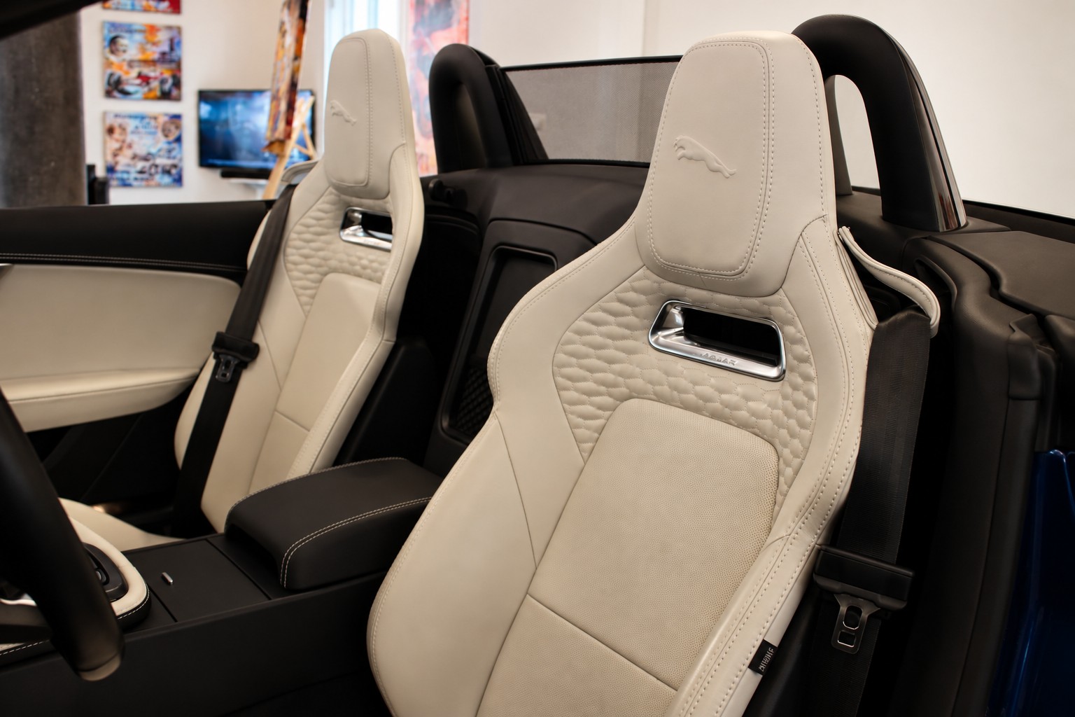 JAGUAR F-Type Convrtible 5.0 V8 R-Dynamic AWD Automatik-image-18