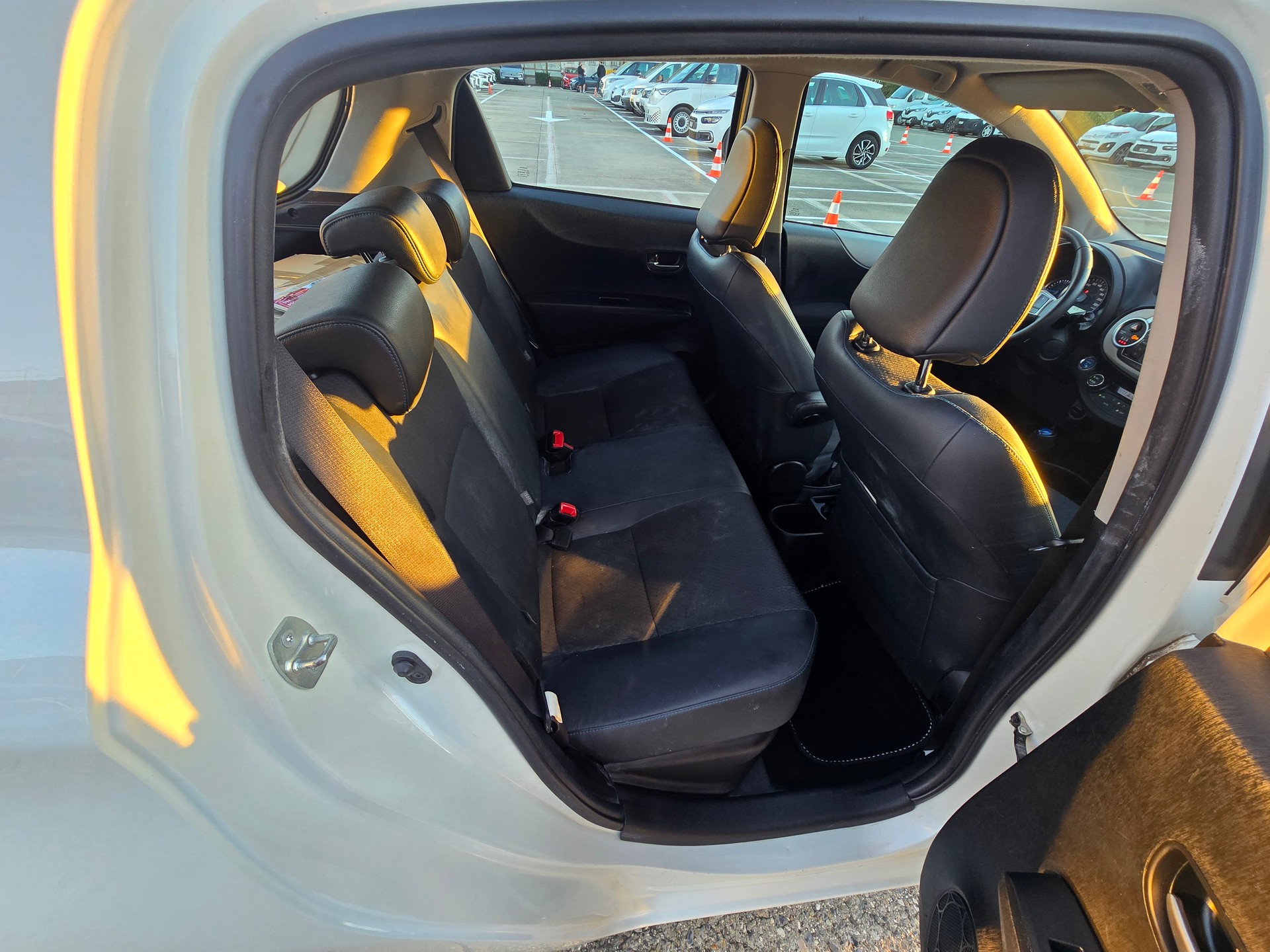 TOYOTA Yaris 1.5 VVT-i Hybrid Sol CVT-image-6