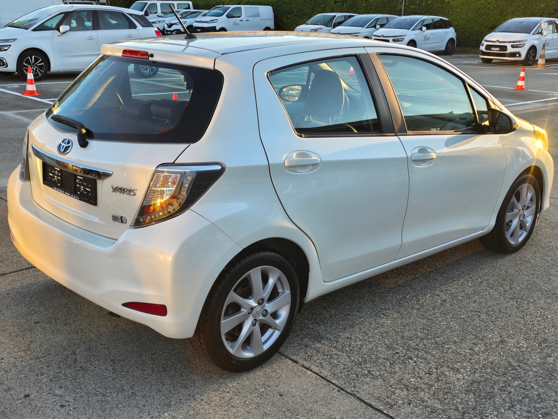 TOYOTA Yaris 1.5 VVT-i Hybrid Sol CVT-image-5