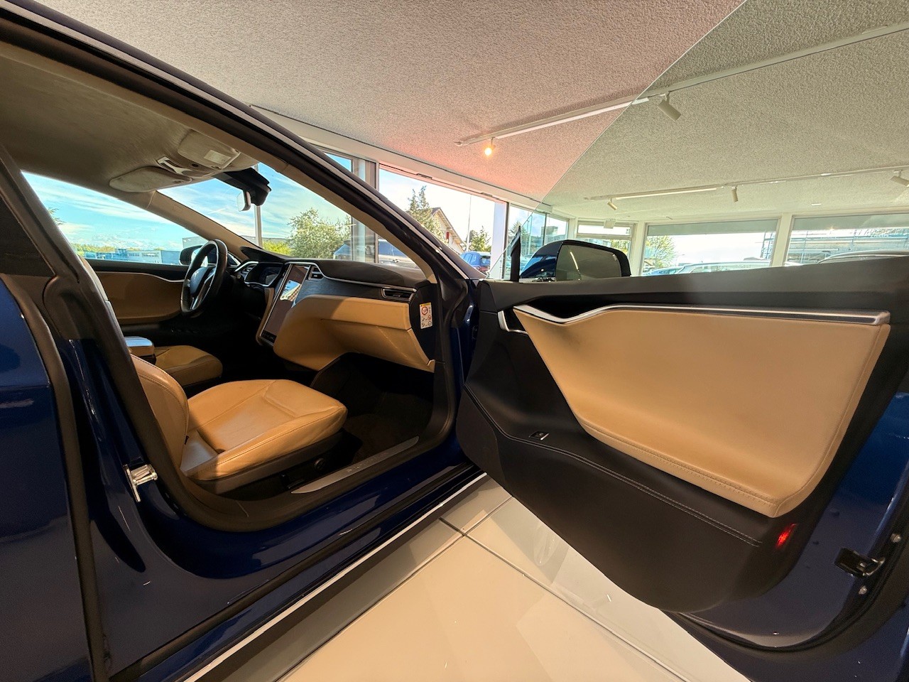 TESLA Model S 85D-image-12