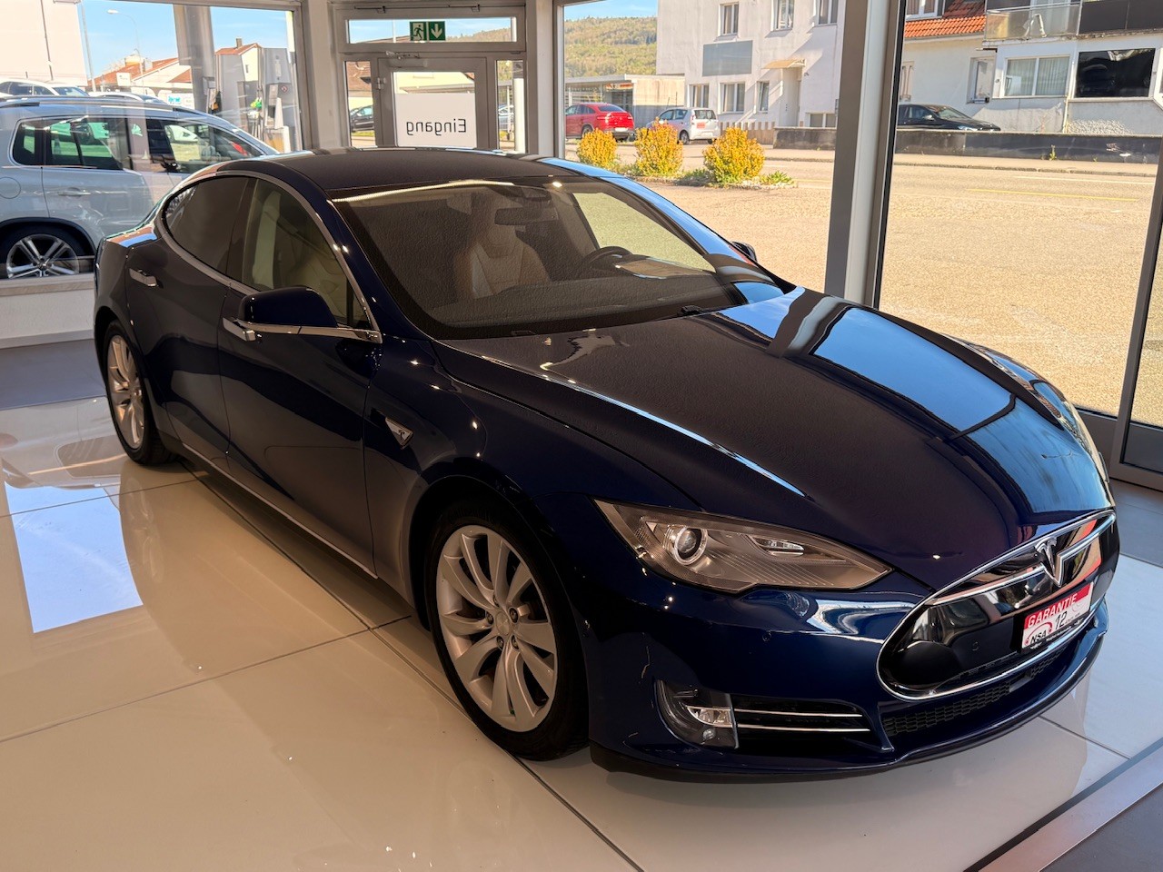 TESLA Model S 85D-showroom-element-3