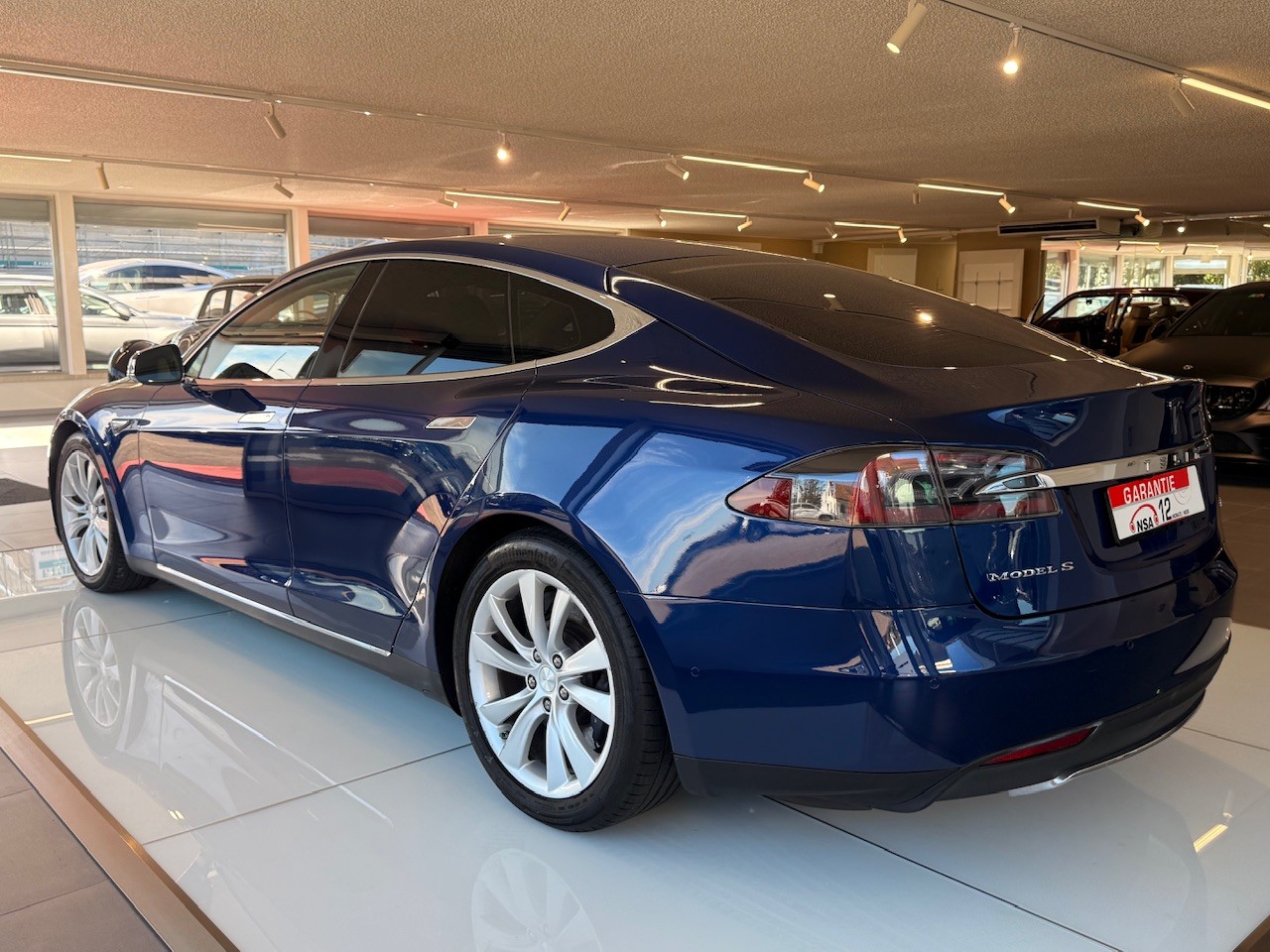 TESLA Model S 85D-image-7