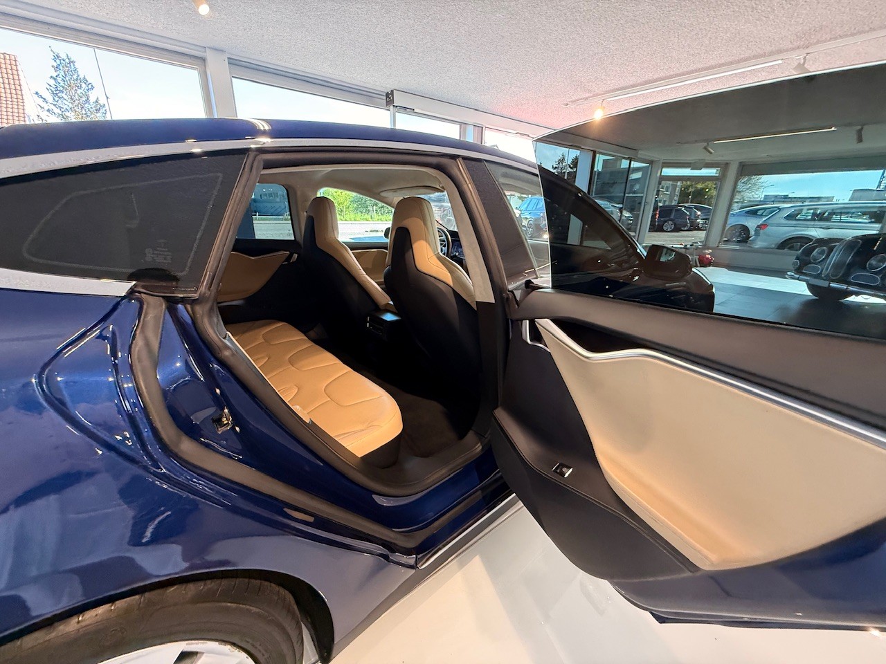 TESLA Model S 85D-image-11