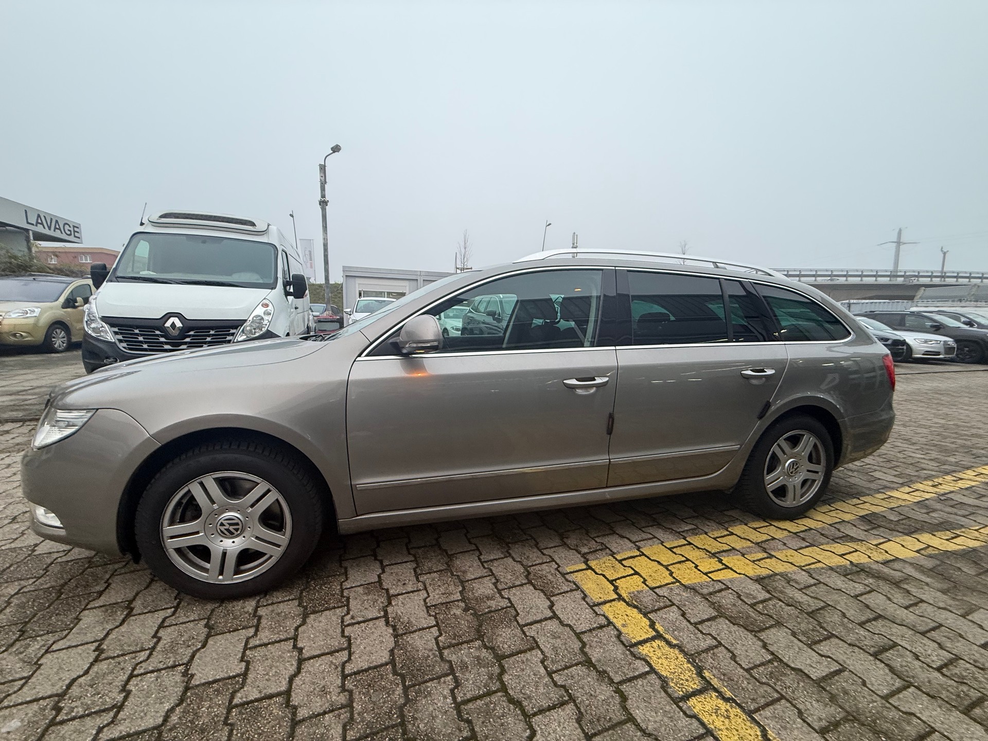 SKODA Superb Combi 2.0 TDi Elegance DSG-image-2