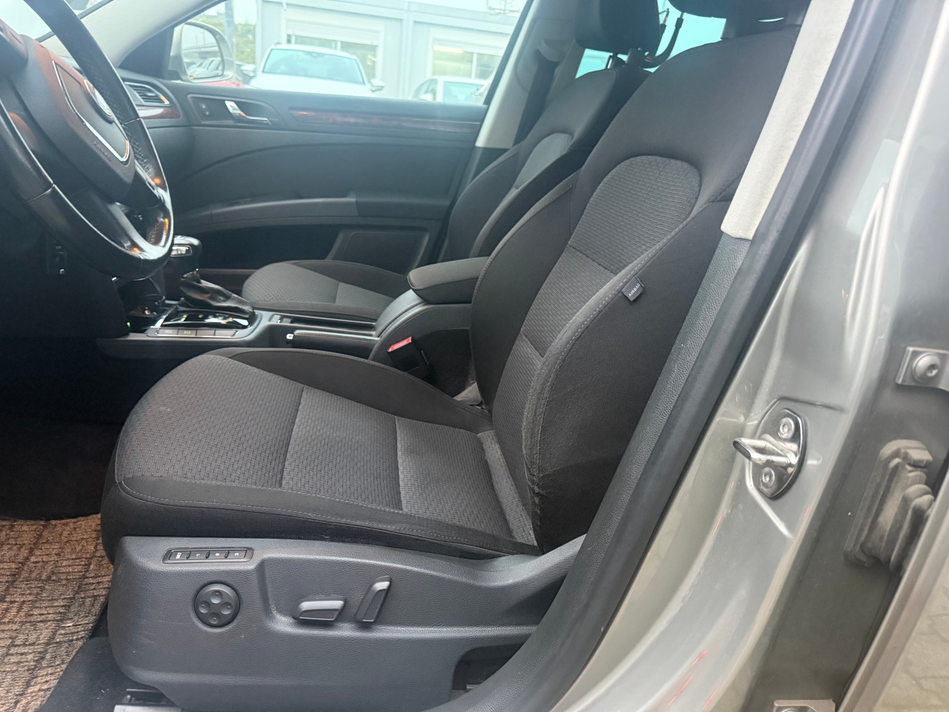 SKODA Superb Combi 2.0 TDi Elegance DSG-image-11