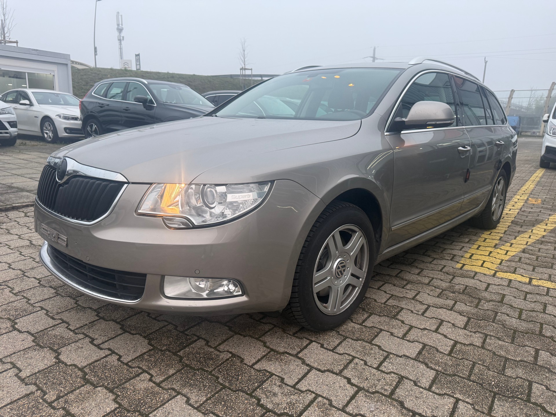 SKODA Superb Combi 2.0 TDi Elegance DSG-image-1