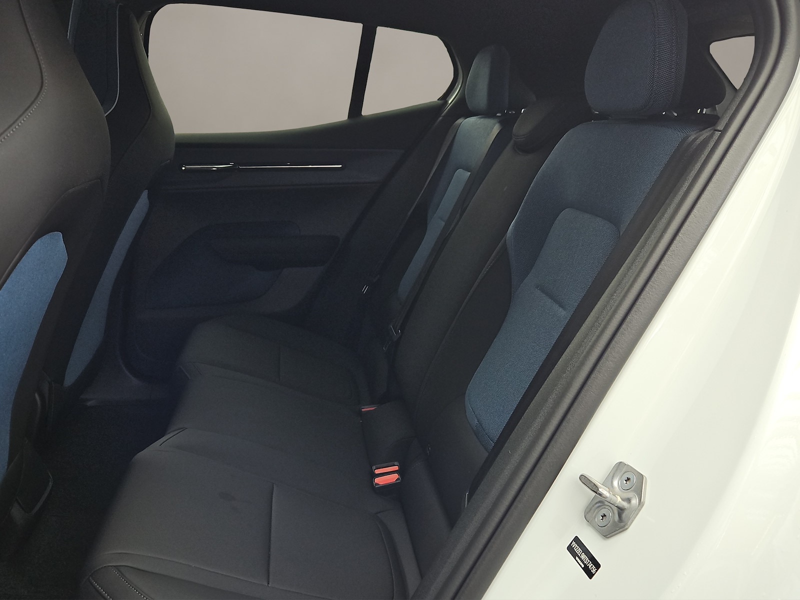 VOLVO EX 30 E60 Plus-image-9