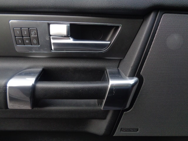 LAND ROVER Discovery 3.0 SDV6 HSE Automatic-image-8