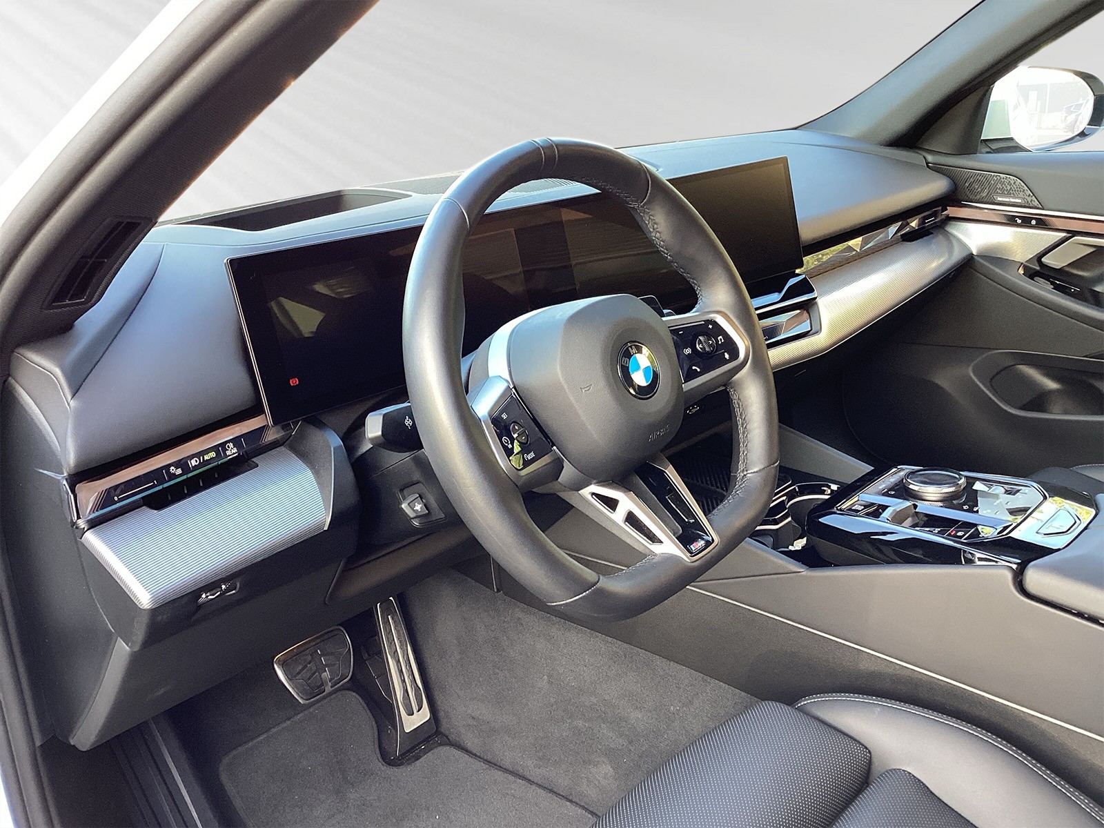 BMW 520d xDrive 48V Touring M Sport Steptronic-image-3