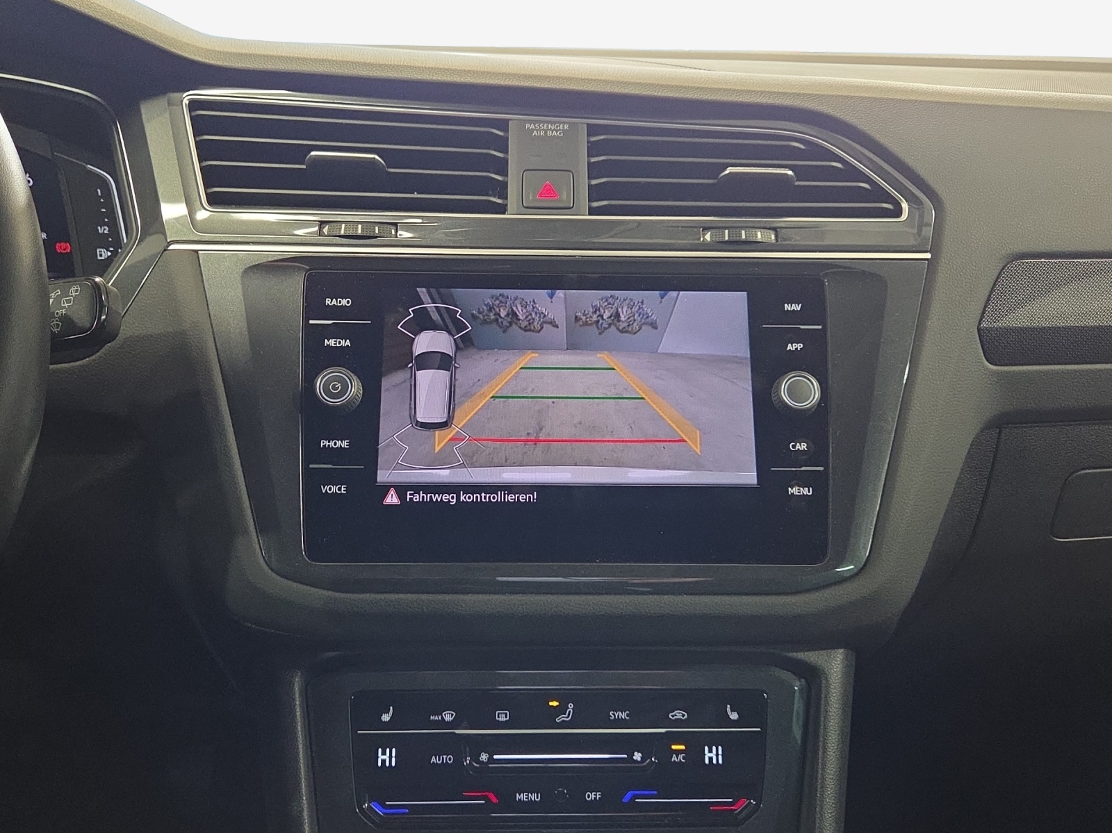 VW Tiguan 2.0 TDI SCR Elegance 4Motion DSG-image-10
