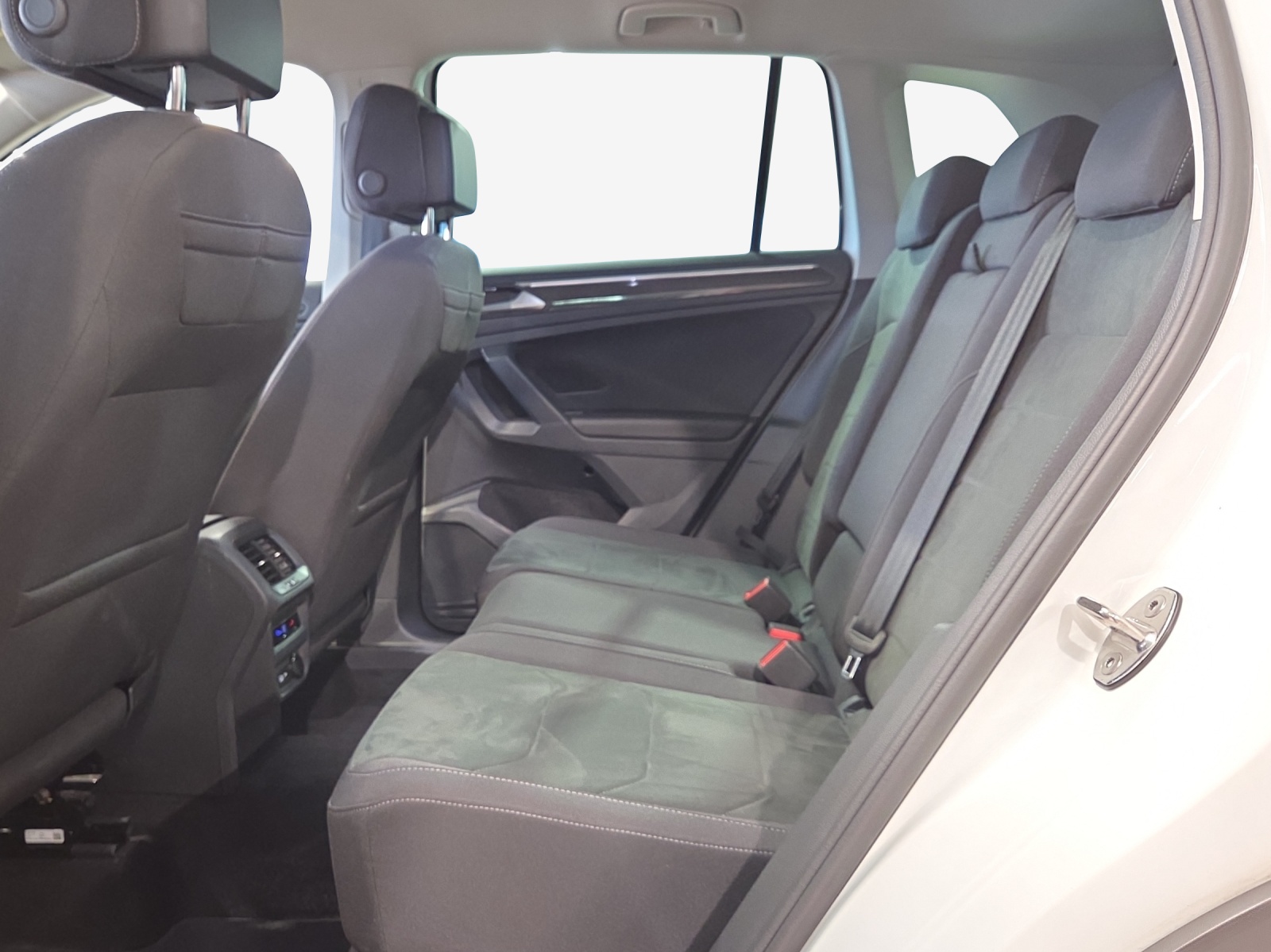 VW Tiguan 2.0 TDI SCR Elegance 4Motion DSG-image-11