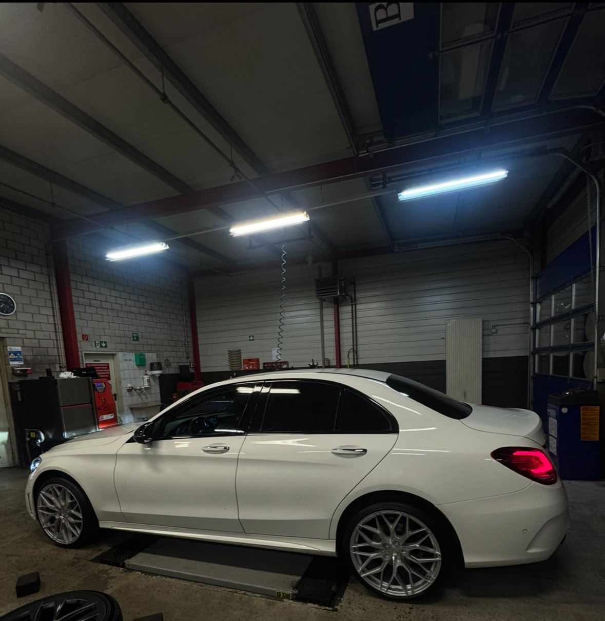 MERCEDES-BENZ C 200 Swiss Star AMG Line 4Matic 9G-Tronic-image-16