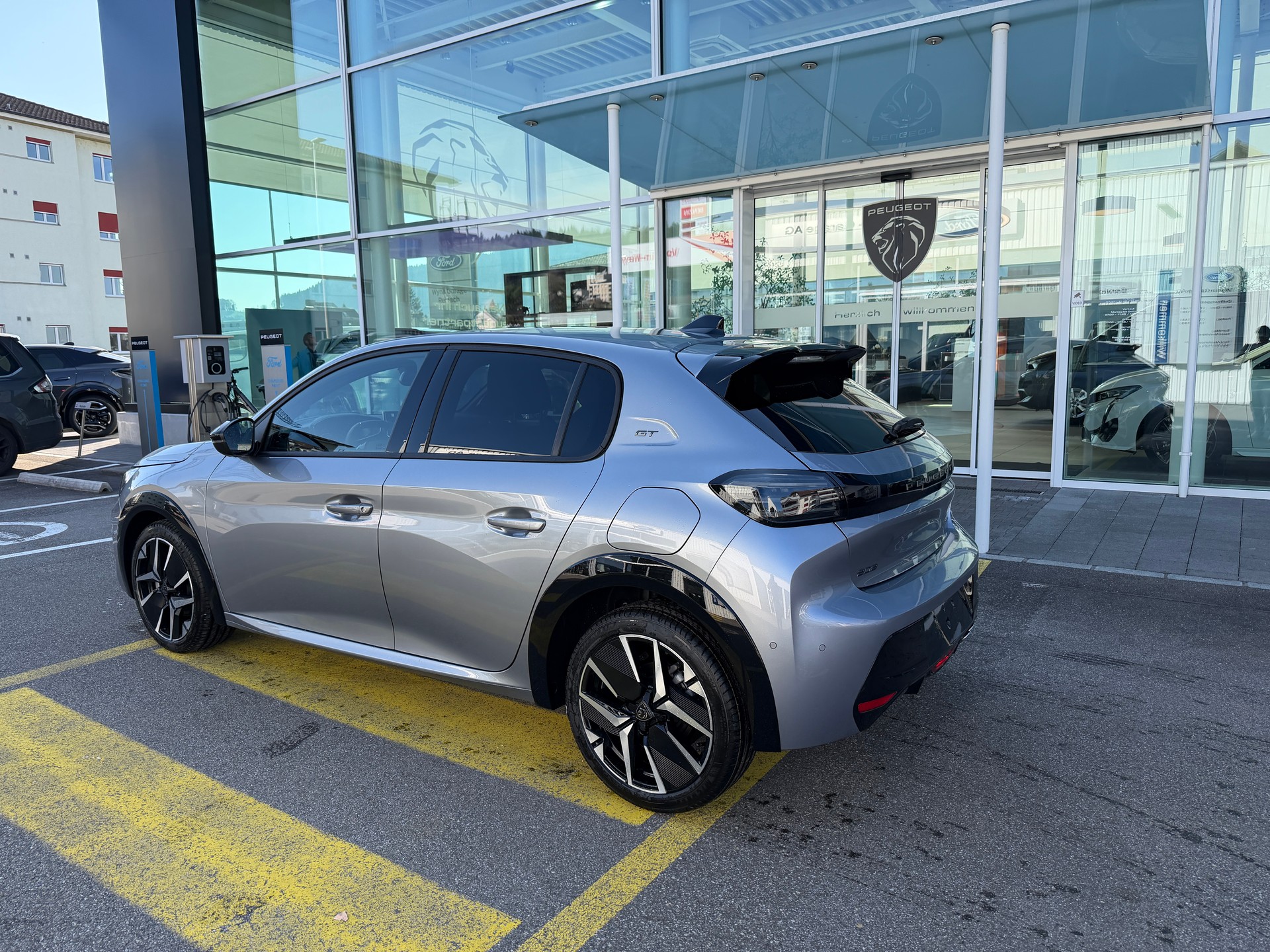 PEUGEOT 208 1.2 MHEV 145 GT-image-1