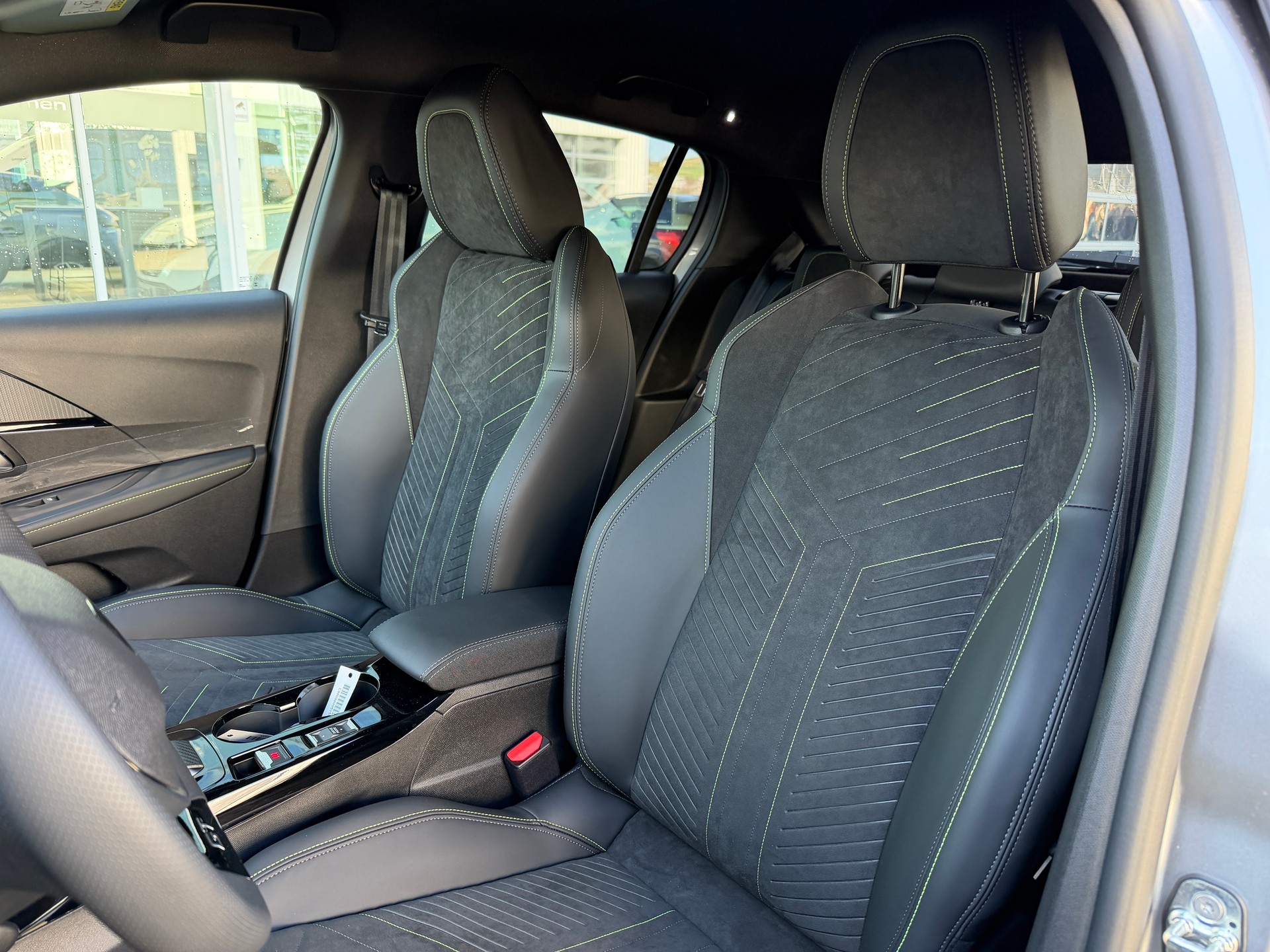PEUGEOT 208 1.2 MHEV 145 GT-image-9