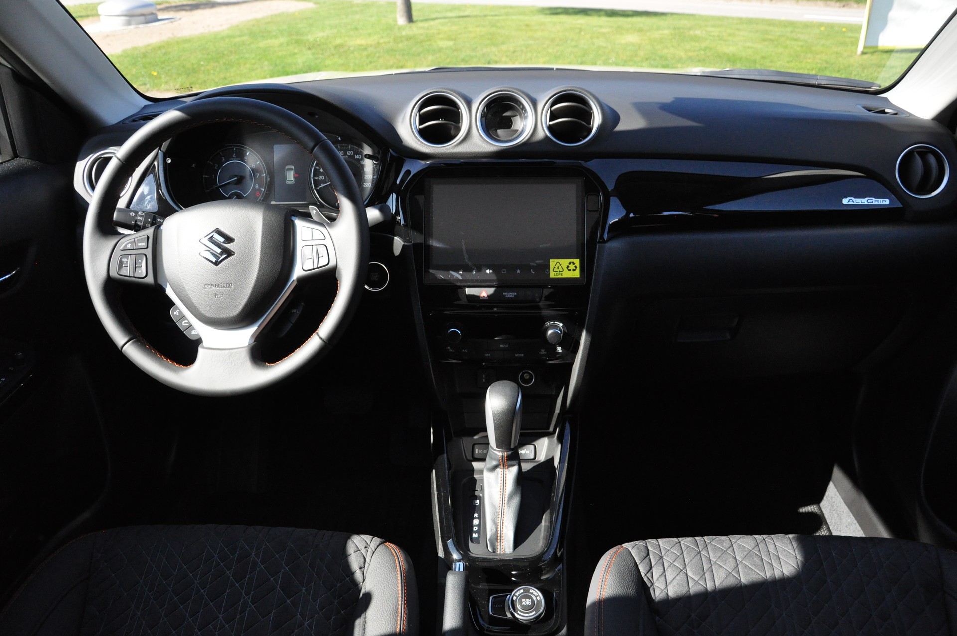 SUZUKI Vitara 1.4 Boosterjet Black Edition Top 4x4 Hybrid Automatic-image-8