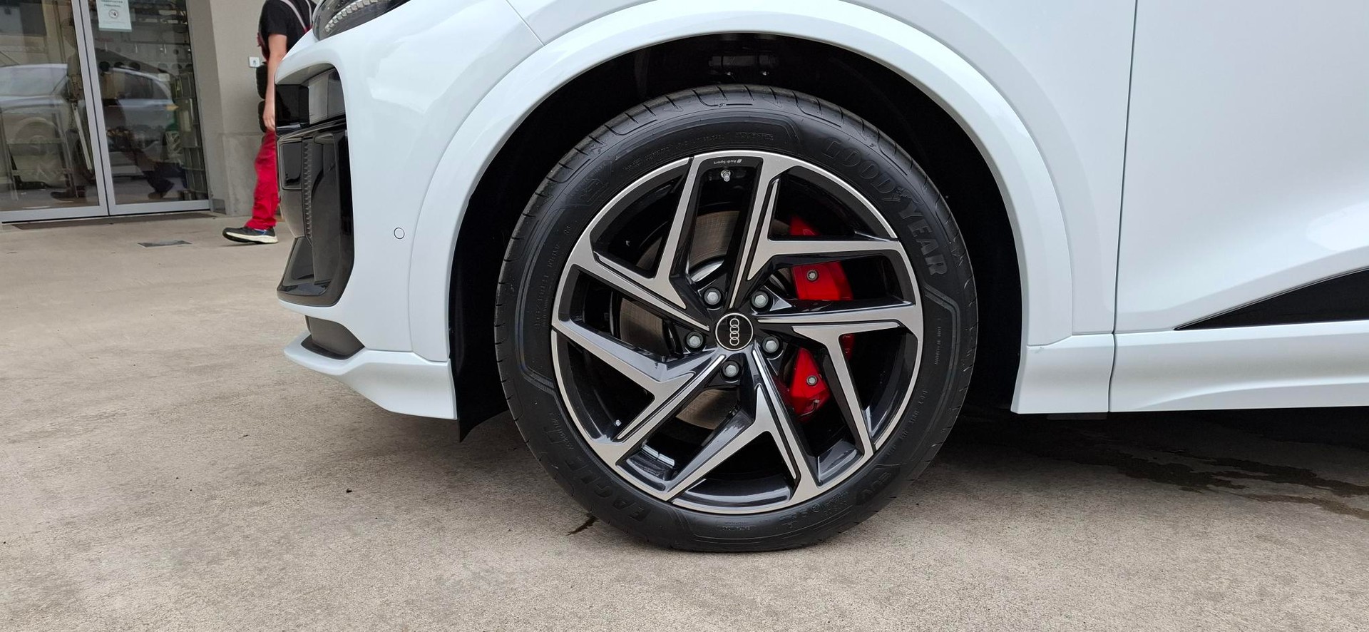 AUDI SQ6 e-tron quattro-image-5
