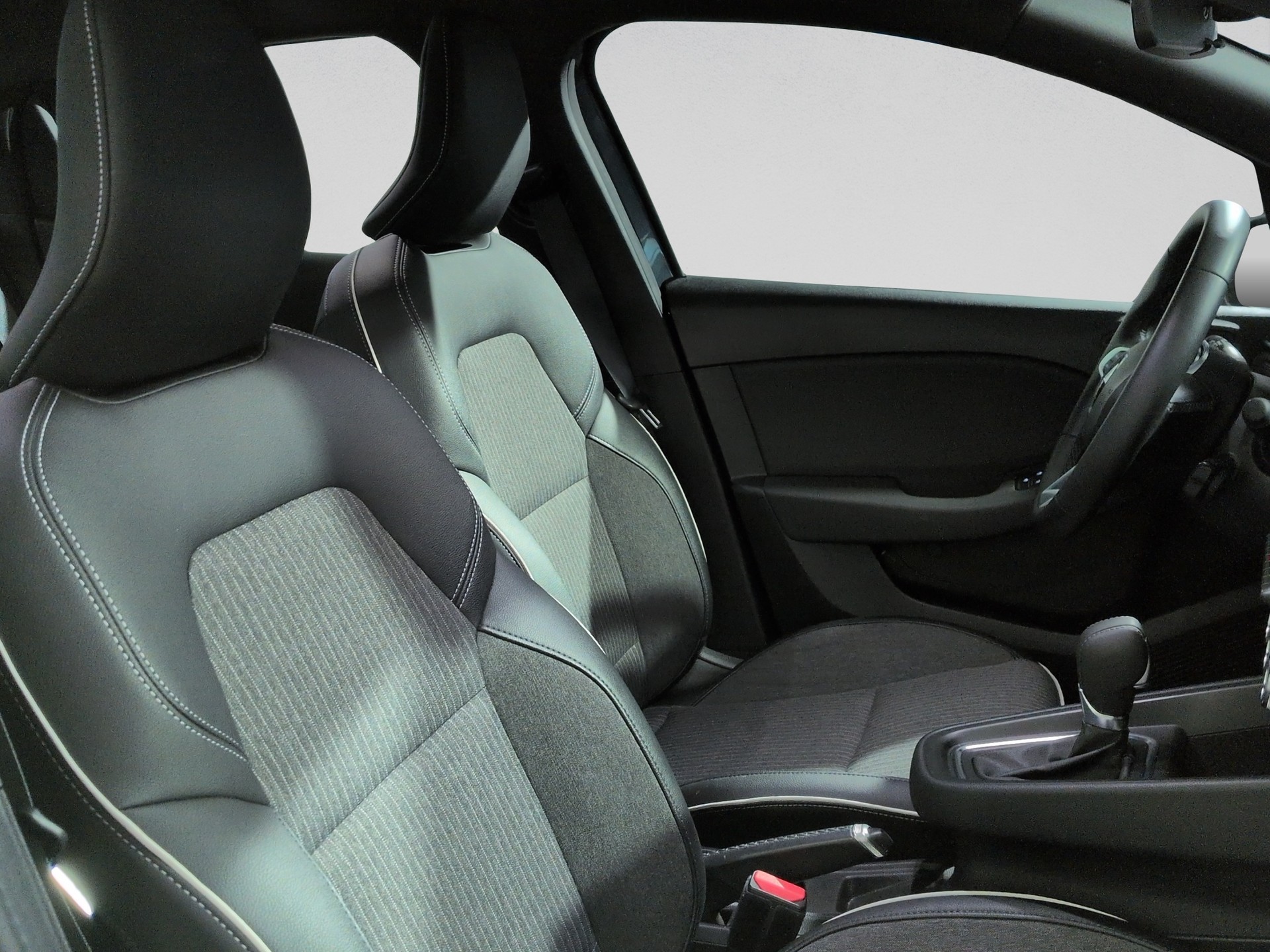 RENAULT Clio 1.6 E-Tech Intens-image-16