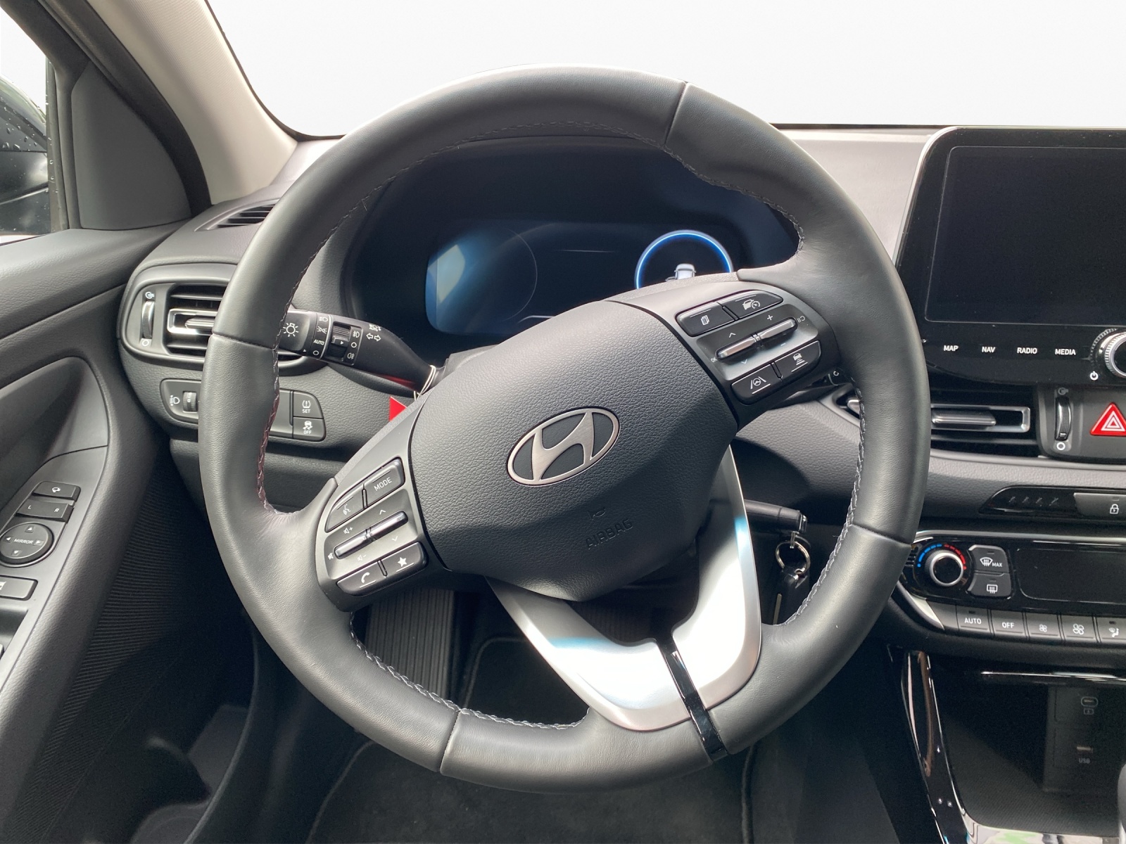 HYUNDAI i30 1.5 T-GDi Amplia-image-12